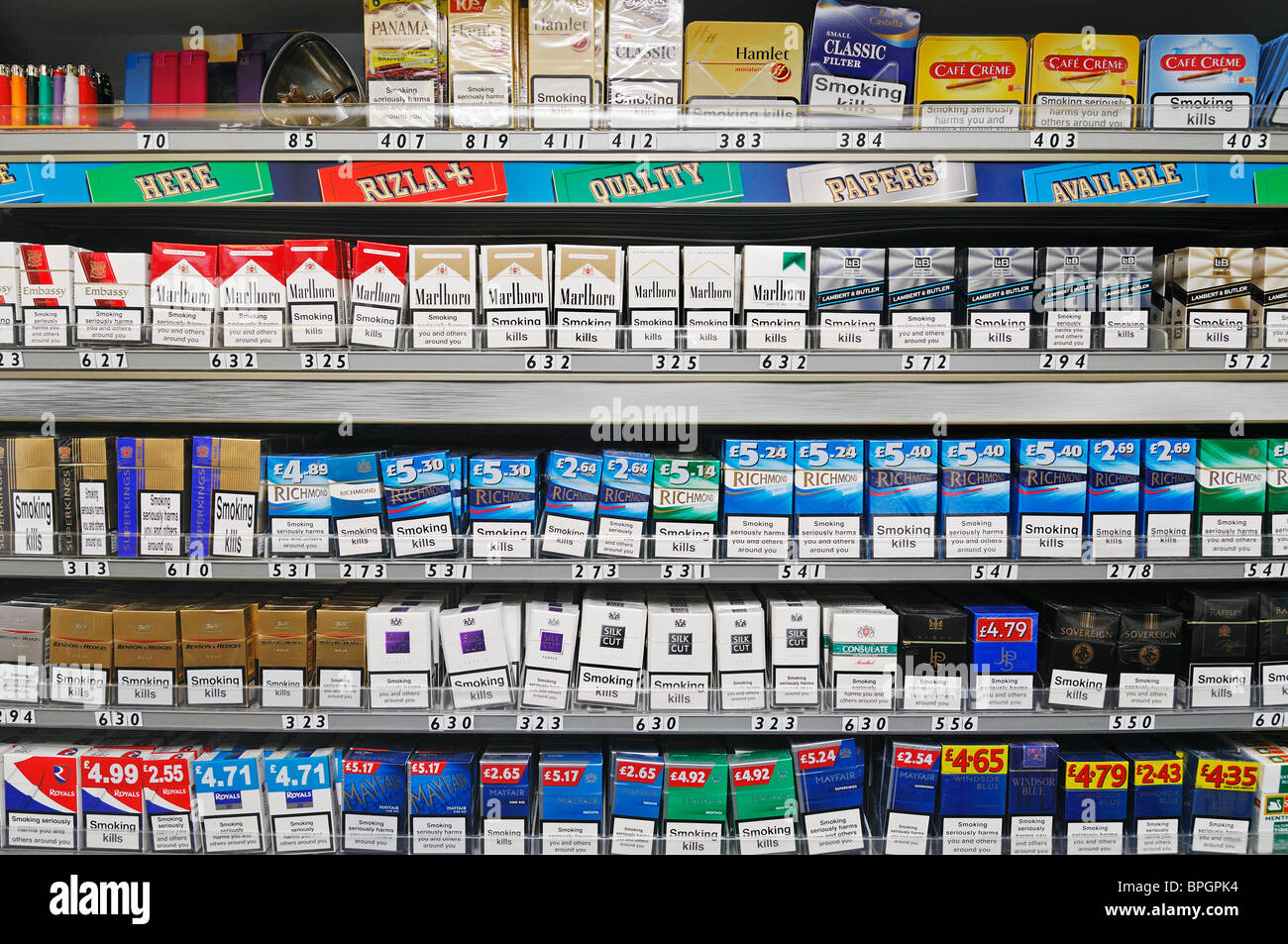Zigaretten auf den Verkauf in einem Geschäft, UK. Stockfoto