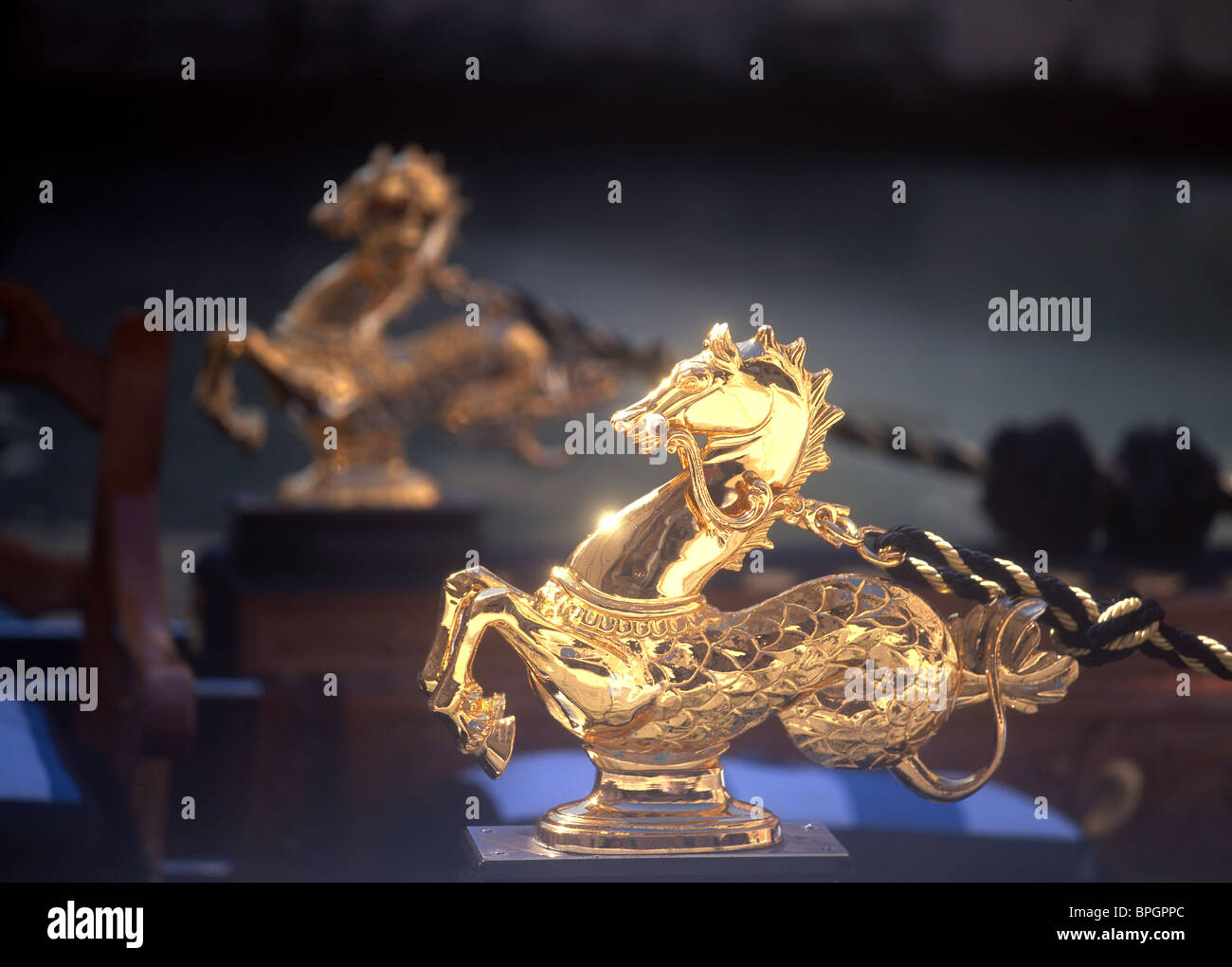 Dekorative goldene Pferde auf Gondel Venedig Veneto Italien Stockfoto