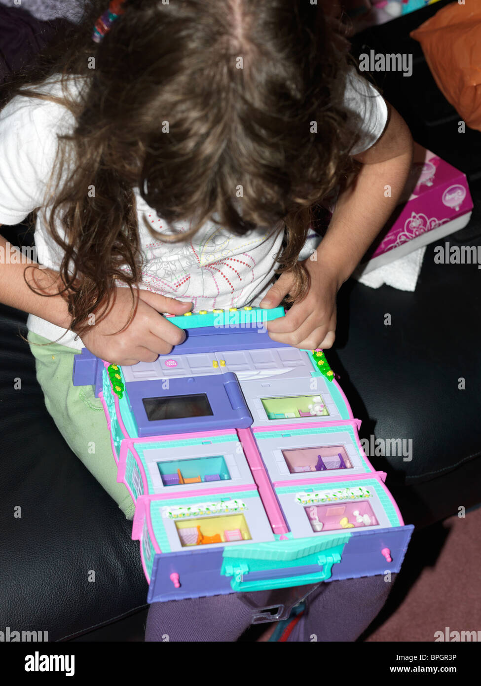 Junge Mädchen spielen elektronische Spiel Pixel Chix Stockfoto