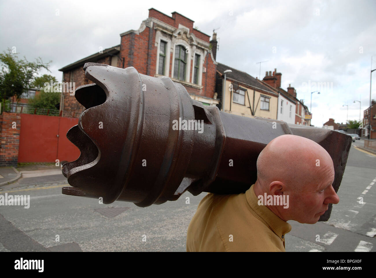 Lance Bates mit Schornstein außerhalb seiner alten Zyklus Reparaturwerkstatt bei Longport, Stoke-on-Trent. Stockfoto
