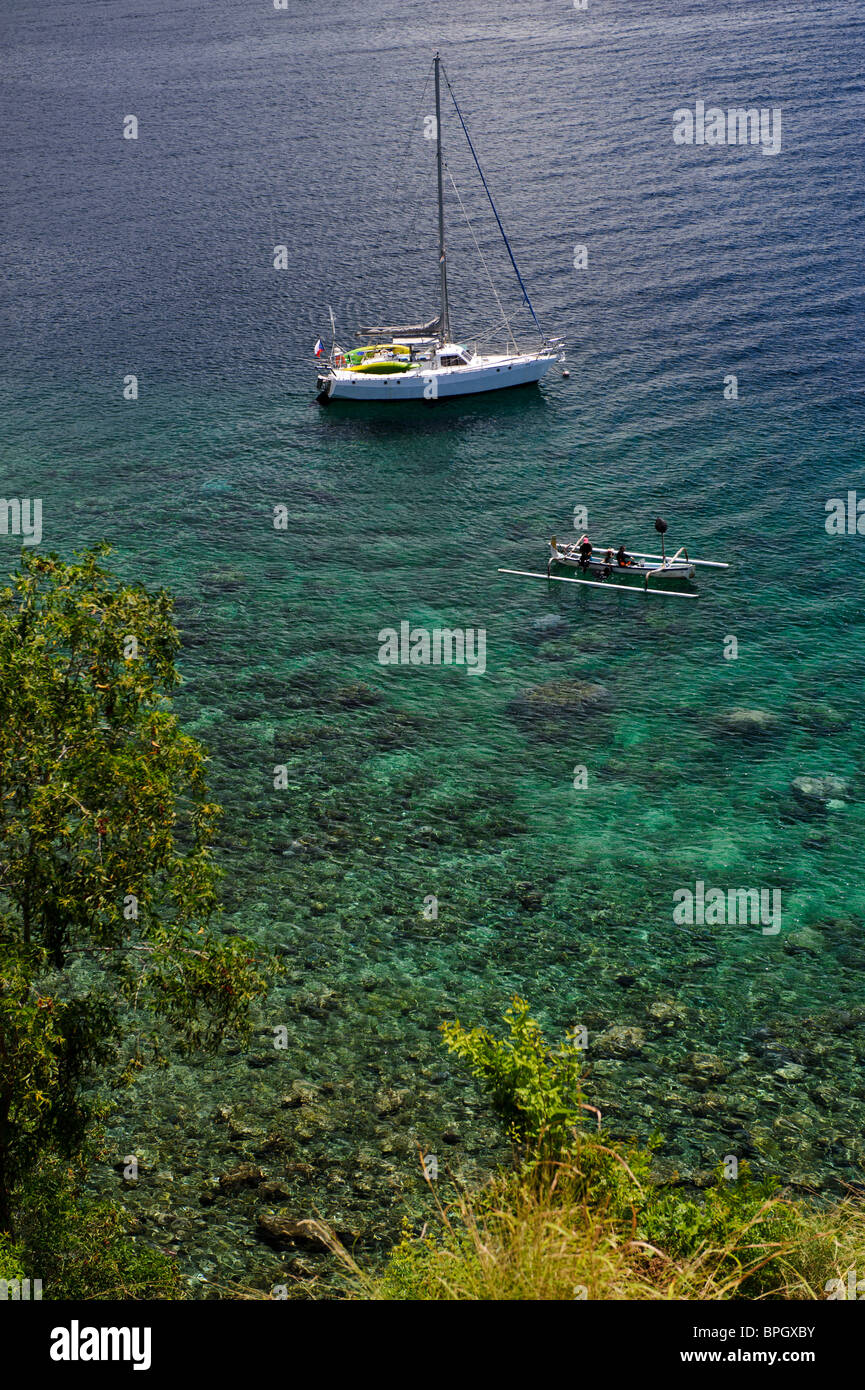 Taucher, die Vorbereitung für einen Tauchgang Jemeluk Bay, Amed, Bali, Indonesien. Stockfoto