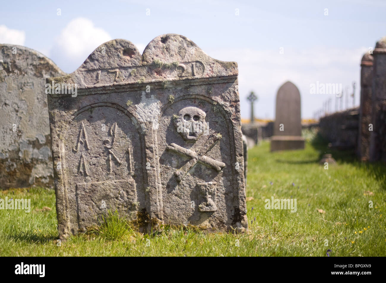 Totenkopf und andere Designs auf einem Grabstein aus dem 18. Jahrhundert, Schottland Stockfoto