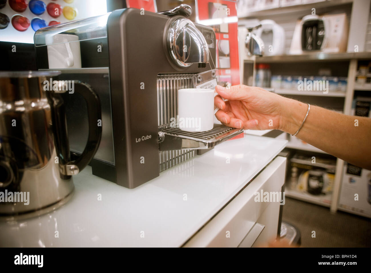 Eine Nespresso-Kaffeemaschine ist zum Verkauf in New York gesehen. Stockfoto