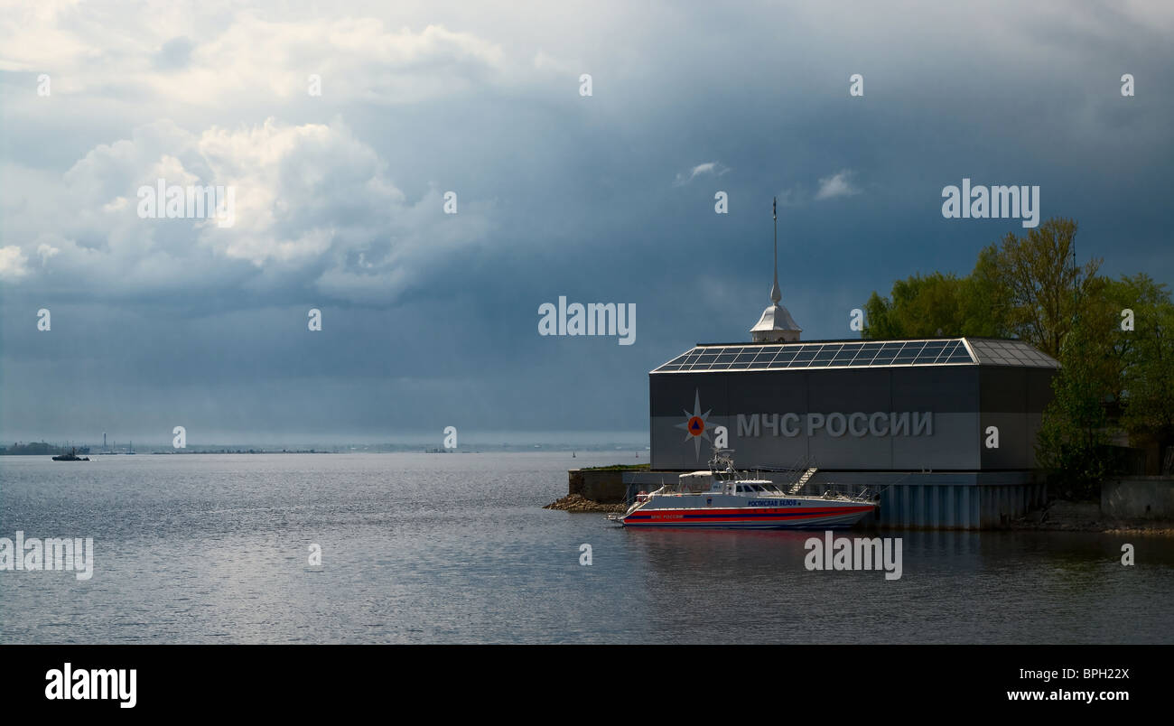 Boot und Meer Büro des Ministerium für Katastrophenschutz im Schwarzen Meer. Golf von Finnland, St. Petersburg, Russland Stockfoto