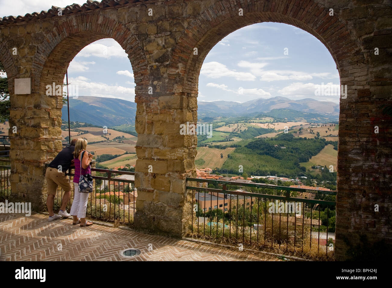 Blick auf die Sibyllinischen Berge vom Arkaden Innenhof des Palais Ducal an Camerino, Marche, Italien Stockfoto