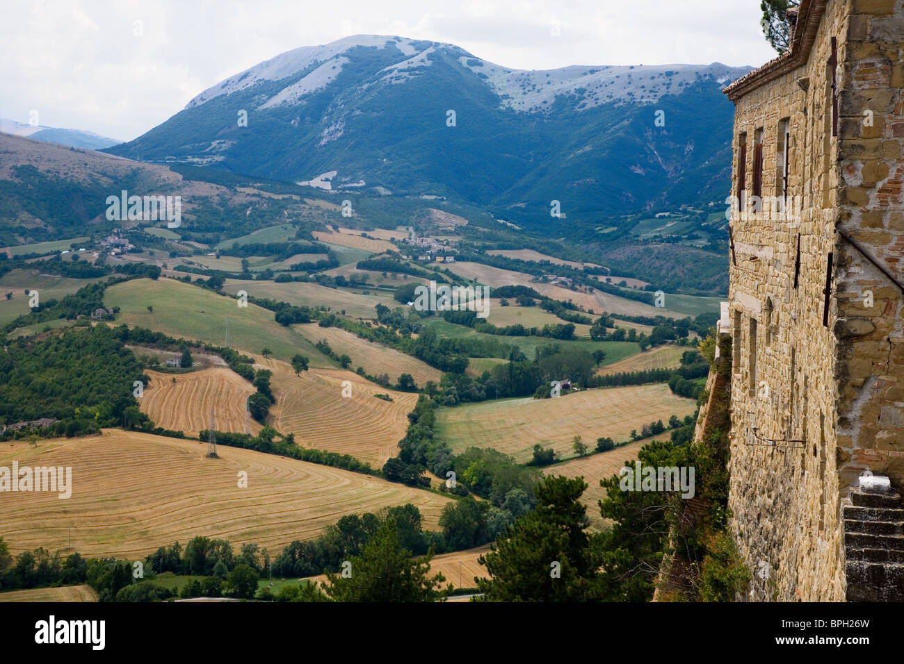 Ein Blick auf die Sibyllinischen Berge aus der Universität Stadt Camerino, Marche, Italien Stockfoto
