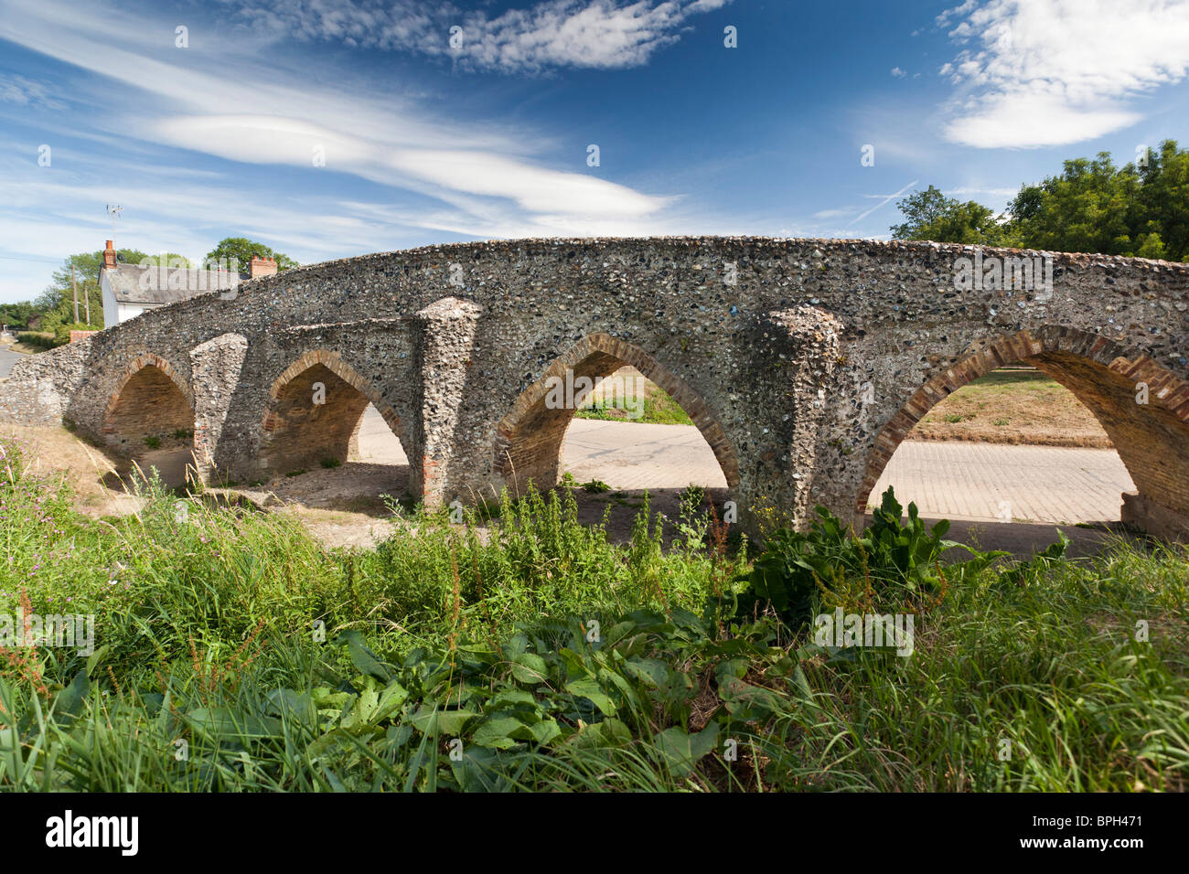 Die historische mittelalterliche Lastesel Brücke am Moulton, Suffolk, UK Stockfoto