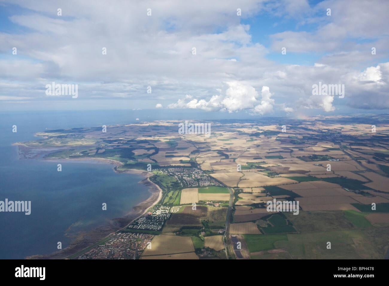 East Lothian und der Mündung des Forth im August aus der Luft Stockfoto