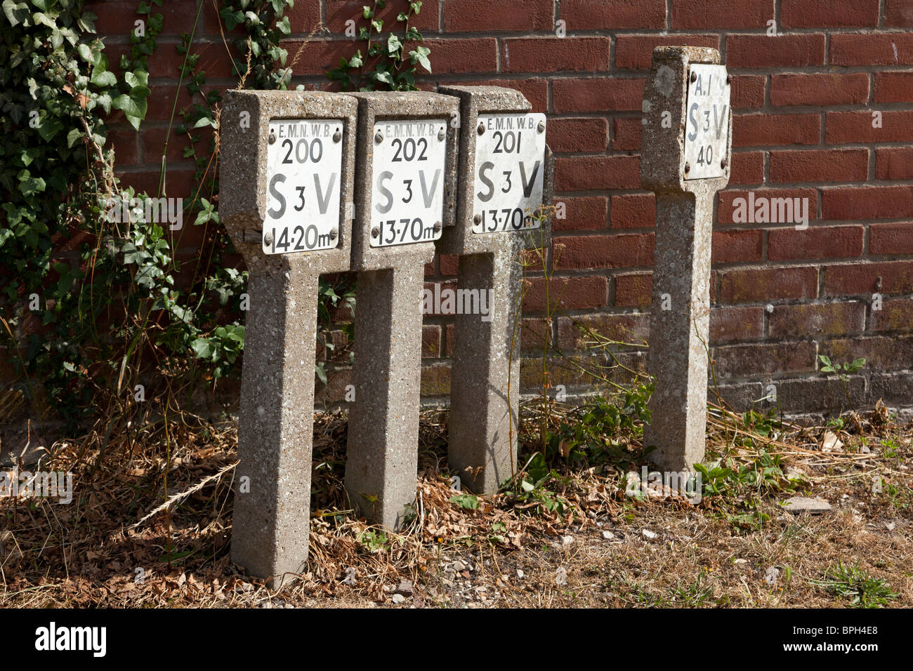 Wasser Schleuse Ventil Marker Beiträge in Stockfoto