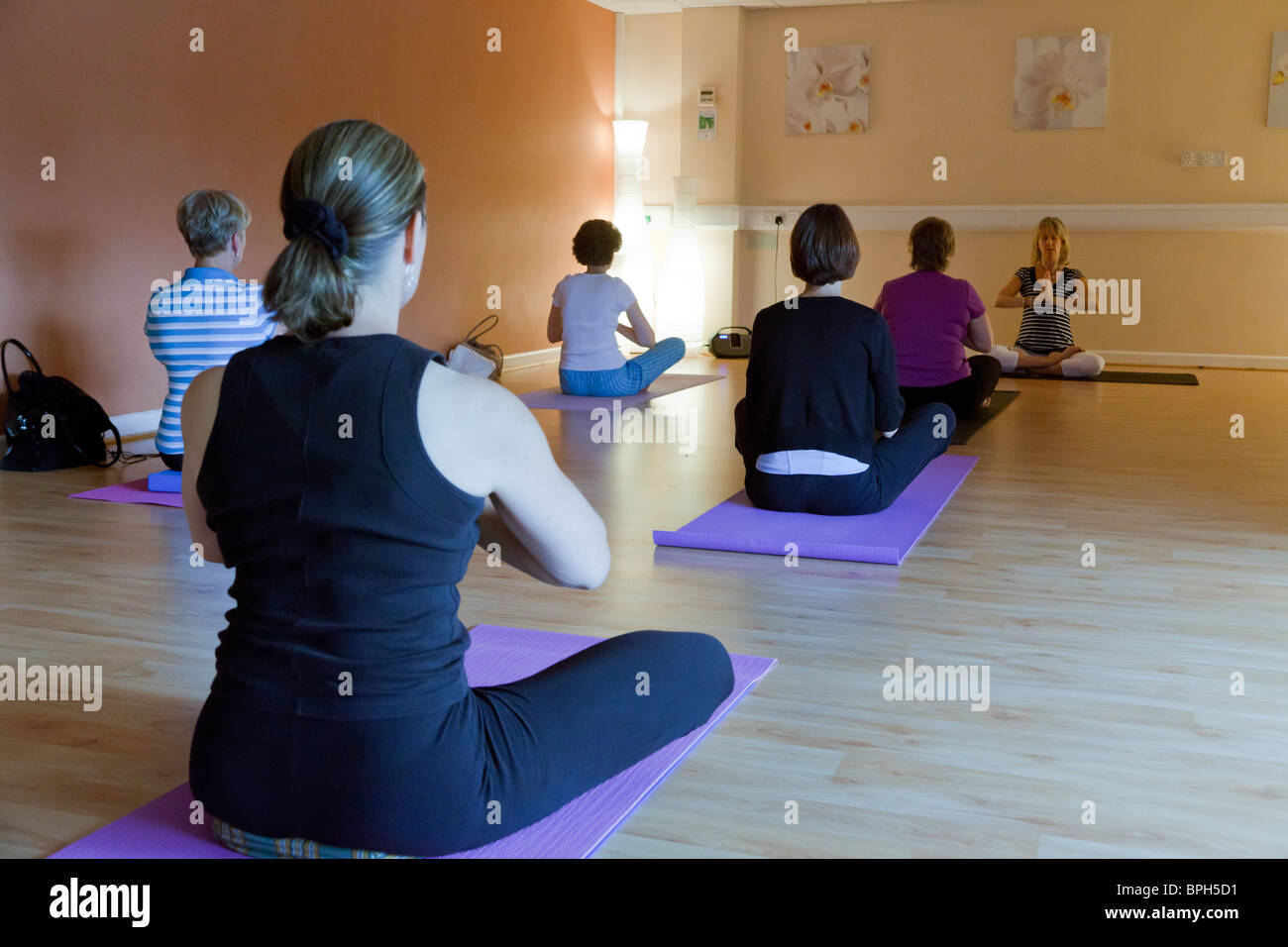 Frauen in einer Meditation / Yoga-Kurs Stockfoto