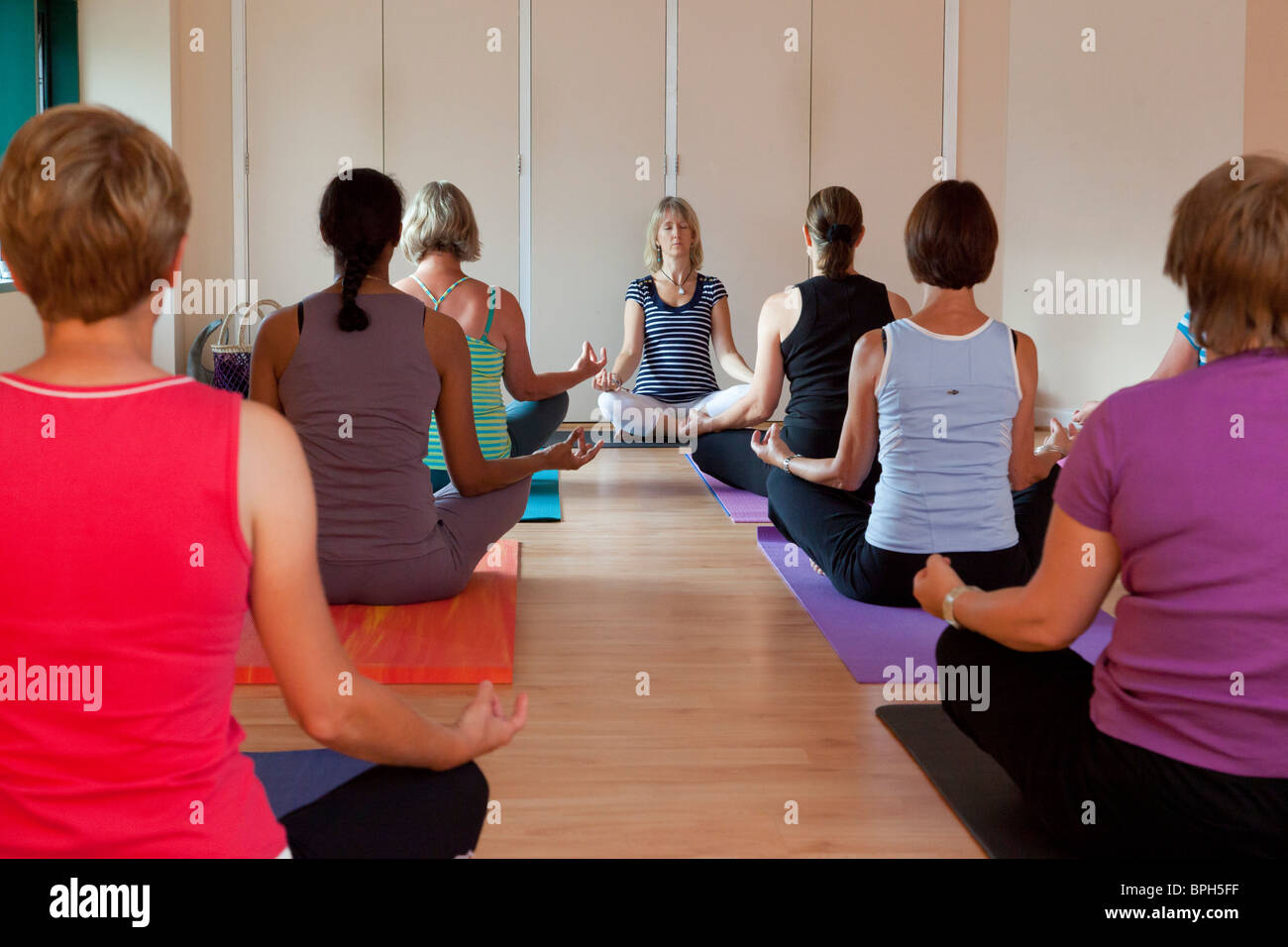 Frauen in einer Meditation / Yoga-Kurs Stockfoto