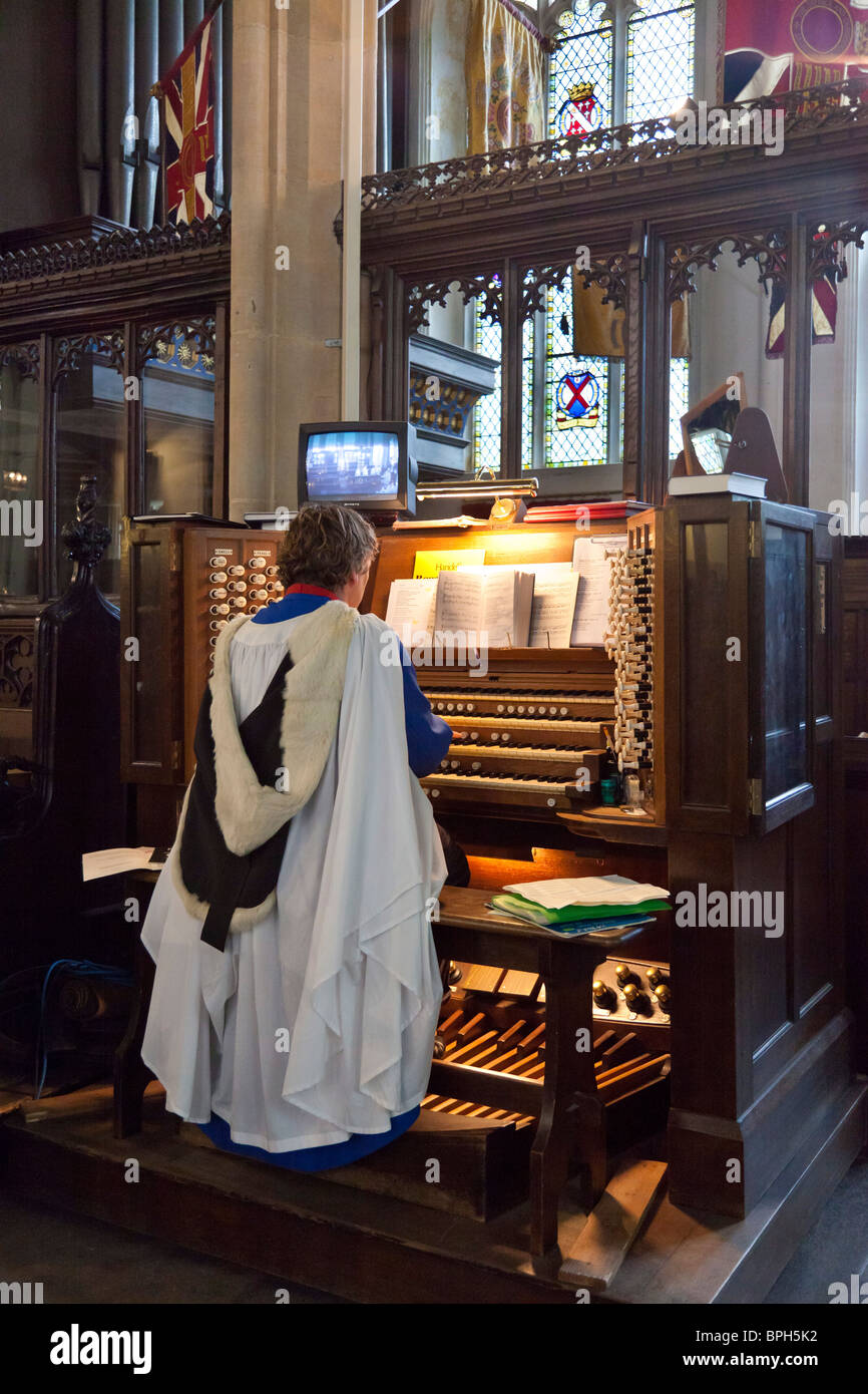 Organist spielt eine Kirchenorgel Stockfoto
