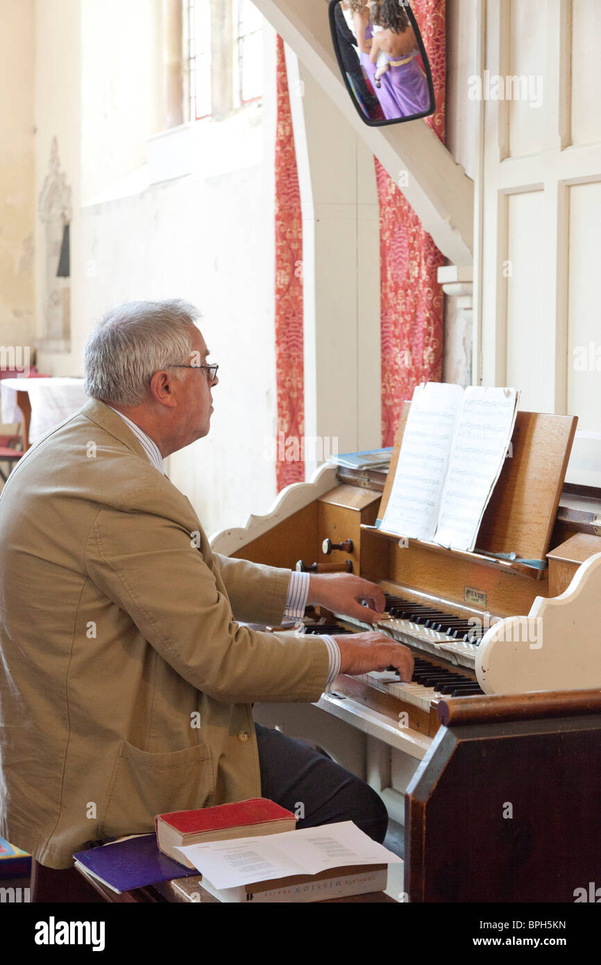 Organist spielt eine Kirchenorgel Stockfoto