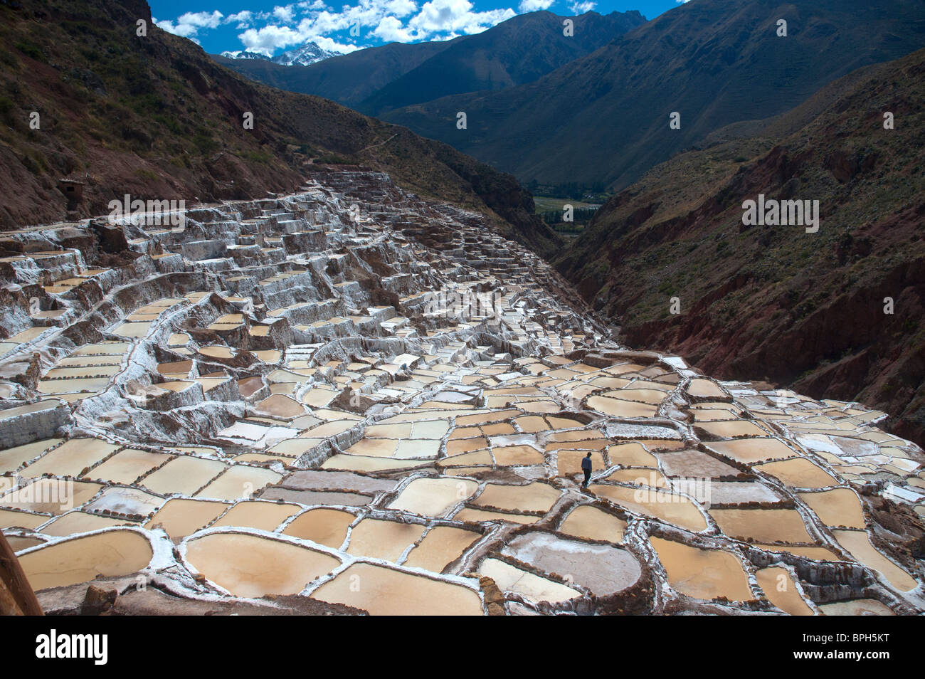 Salzpfannen trocknen in der Sonne in den hohen Anden bei Salinas, im Bereich Urubamba des Heiligen Tal, Peru. Stockfoto