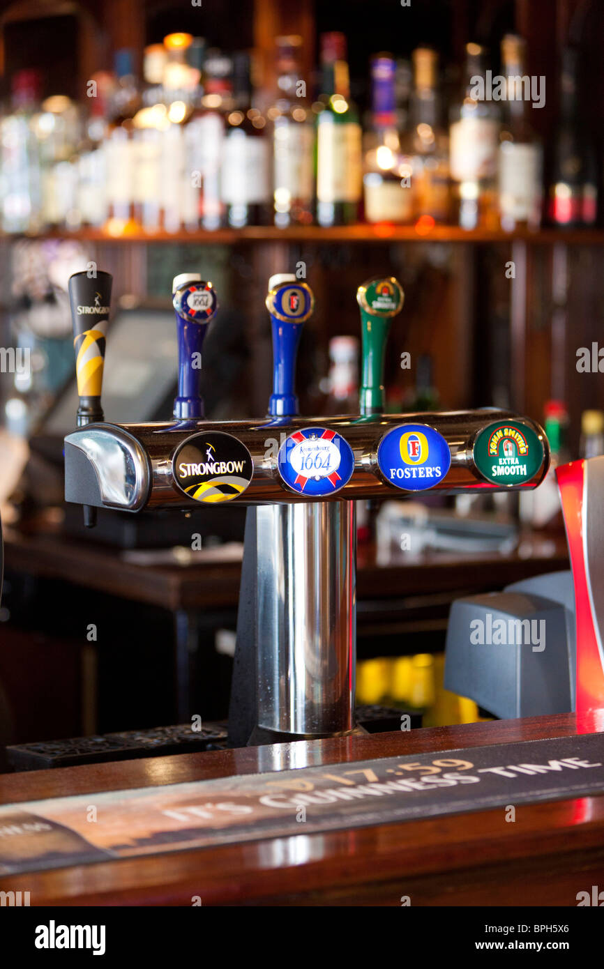 Bier Armaturen / Pumpe in einer Bar in UK Stockfoto