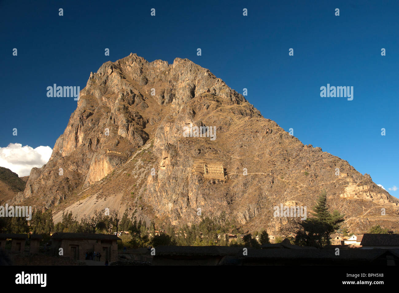 Die Inka Stein Kornkammer, auf Pinkuylluna Berg, Ollantaytambo, Heiliges Tal, Peru. Stockfoto