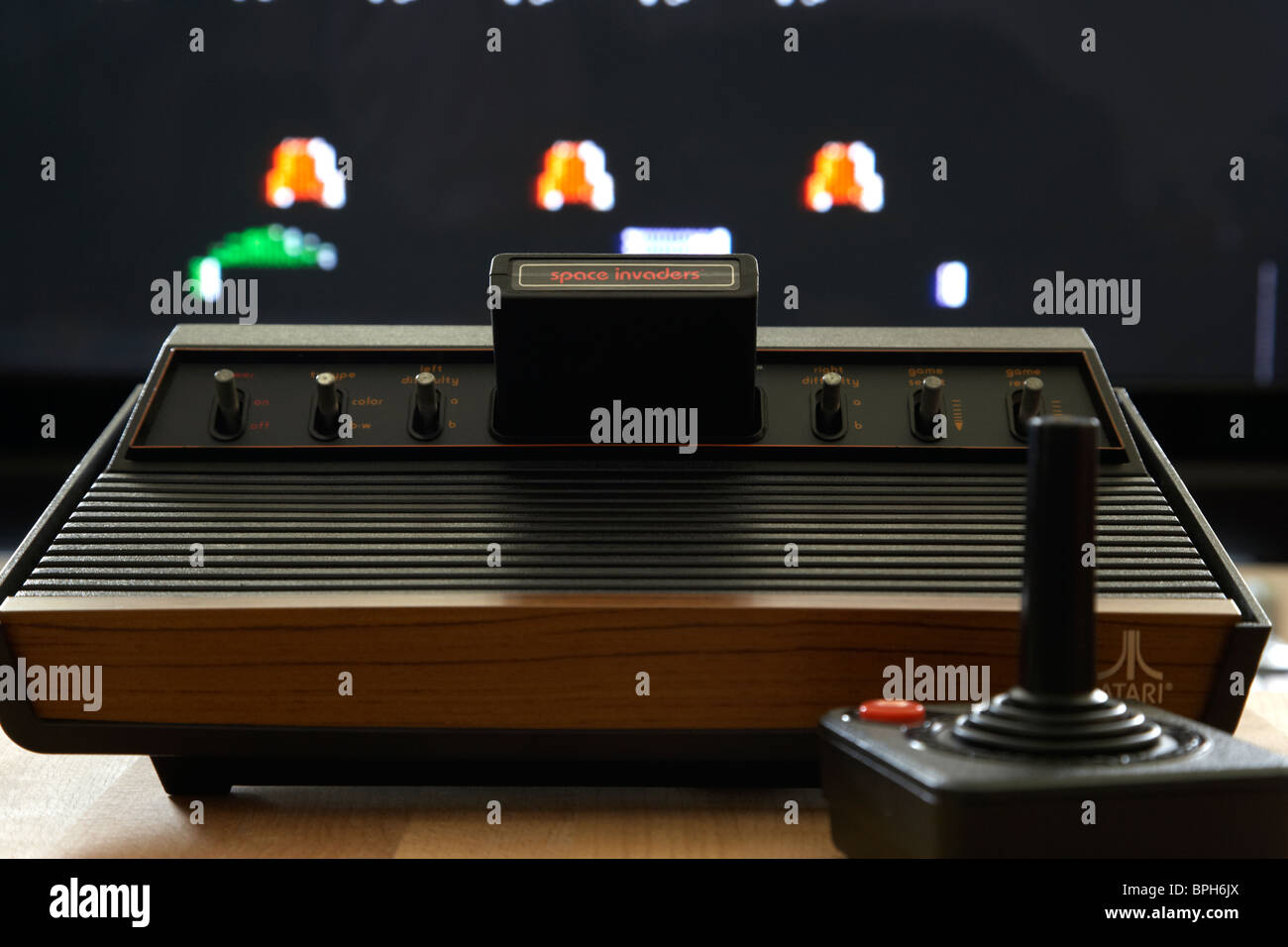 Retro-elektronische Videospiel original Atari vcs 2600 sechs Schalter Woodie und Joystick spielen Space Invaders Videospiel Stockfoto