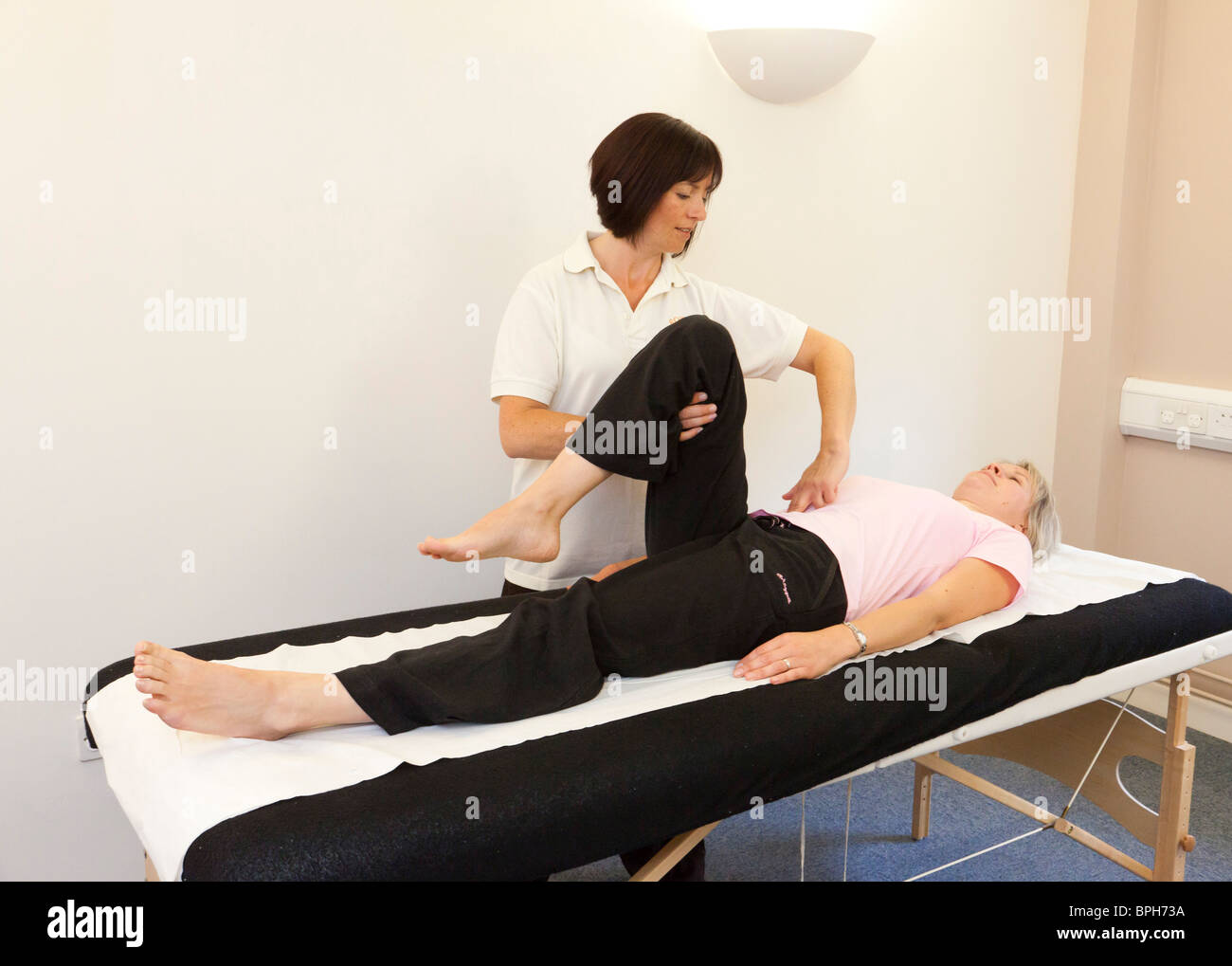 einem Bowen Therapeuten arbeiten mit einem Patienten. Stockfoto