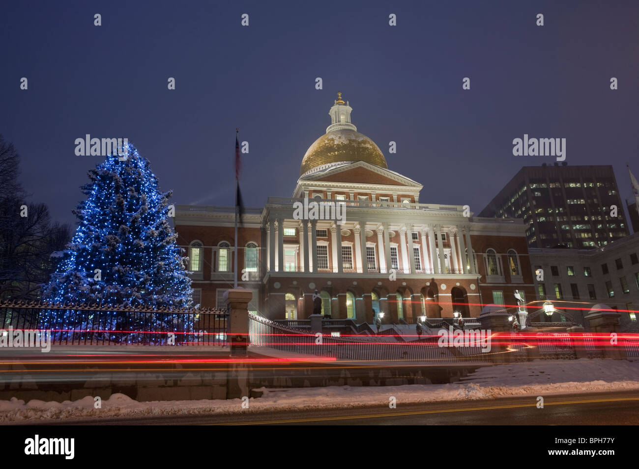 Dekorierten Weihnachtsbaum vor einem Regierungsgebäude, Boston, Massachusetts State Capitol, Suffolk County, Massachusetts, Stockfoto