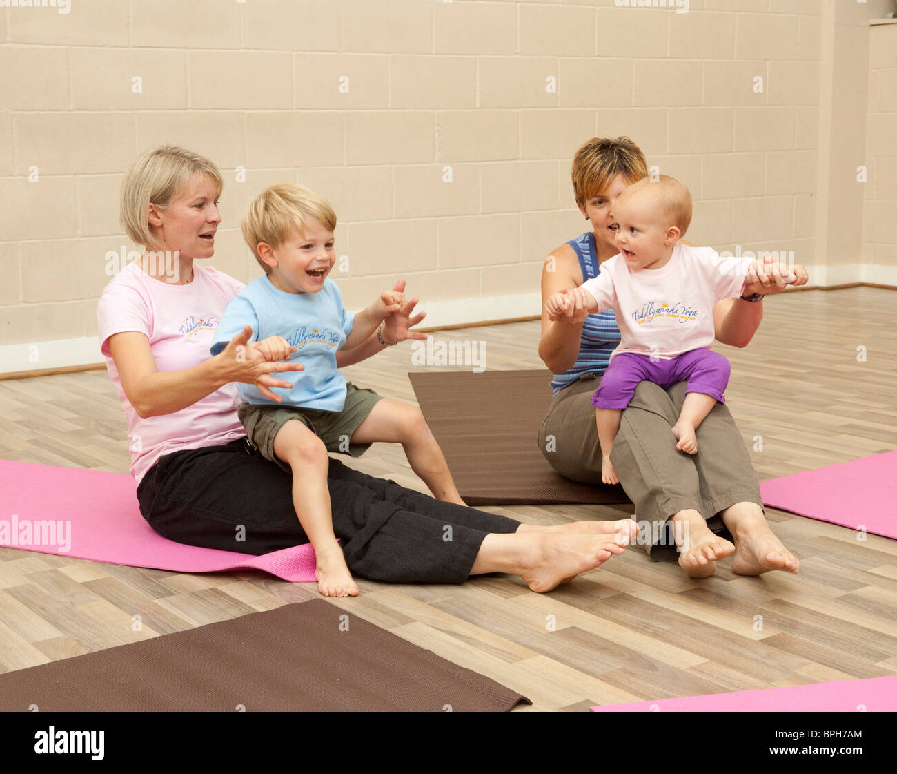 Mütter und Kinder Yoga-Übung Stockfoto