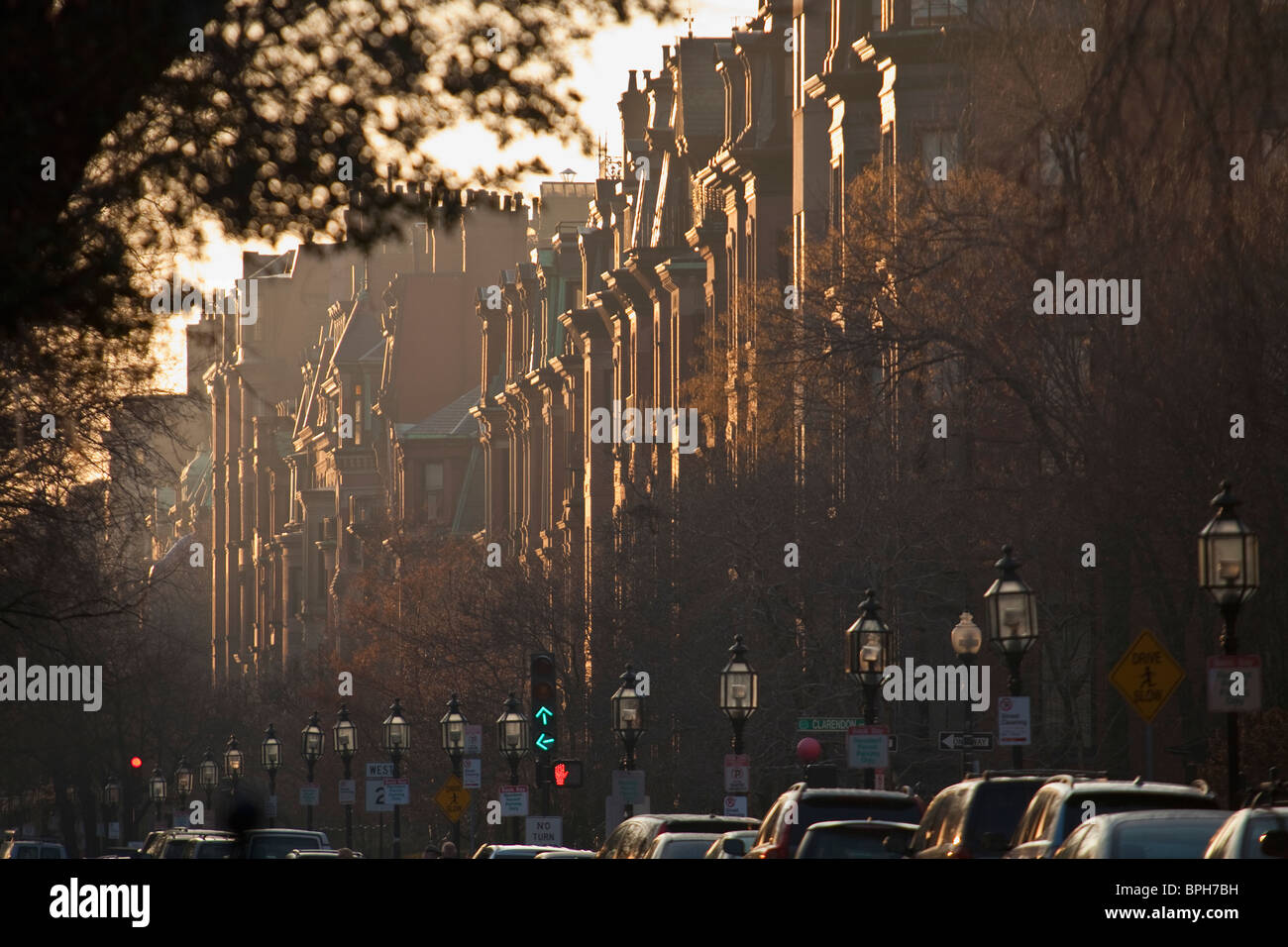 Brownstones Häuser an der Dämmerung, Commonwealth Avenue, Boston, Suffolk County, Massachusetts, USA Stockfoto