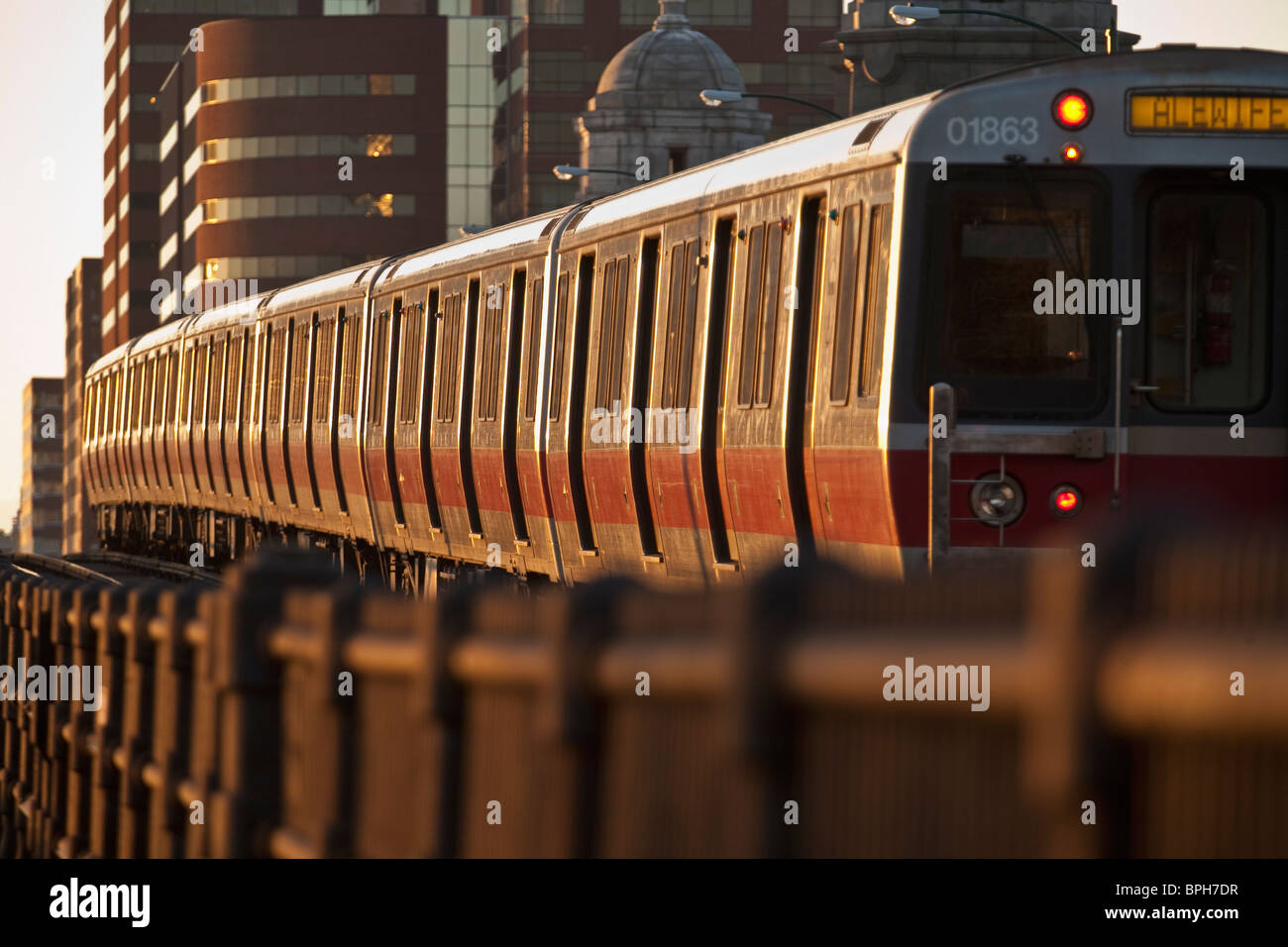 U-Bahn-Zug auf einer Brücke, Longfellow Bridge, Charles River in Boston, Suffolk County, Massachusetts, USA Stockfoto