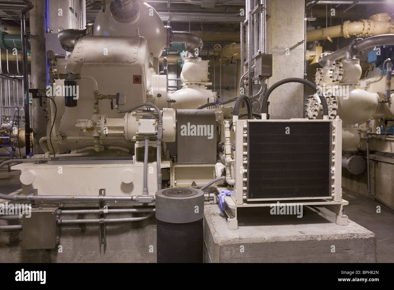 Schwerer Maschinen mit Kühler und Pumpen im Abwasser-Behandlung-Pflanze, Massachusetts, USA Stockfoto