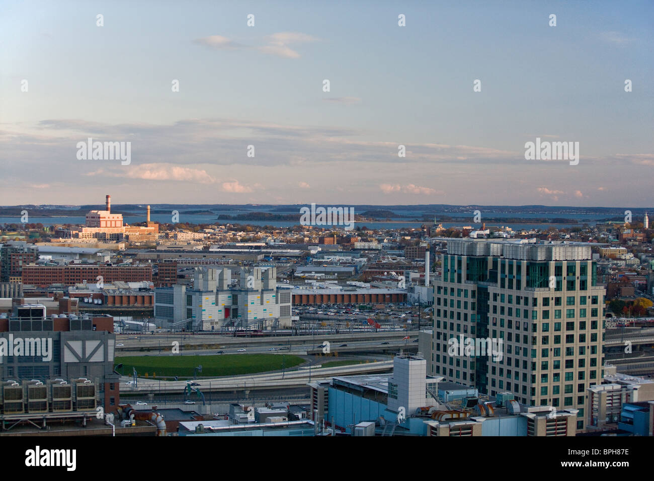 Gebäude in einer Stadt, die Interstate 93, Hafen von Boston, Boston, Massachusetts, USA Stockfoto