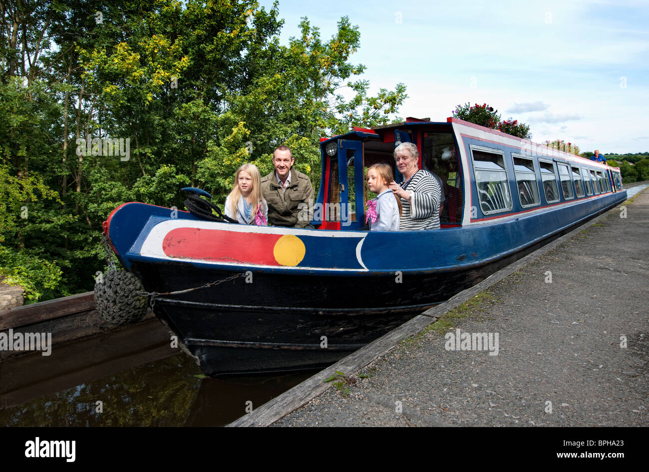 Ein Lastkahn kreuzt das Pontcysyllte-Aquädukt am Llangollen Kanal über den Fluss Dee in Denbighshire, Nordwales Stockfoto