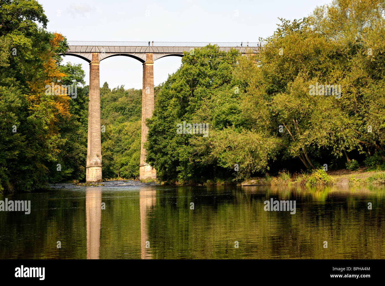 Pontcysyllte Aquädukt trägt Llangollen Kanal über den Fluss Dee in Denbighshire, Nordwales Stockfoto