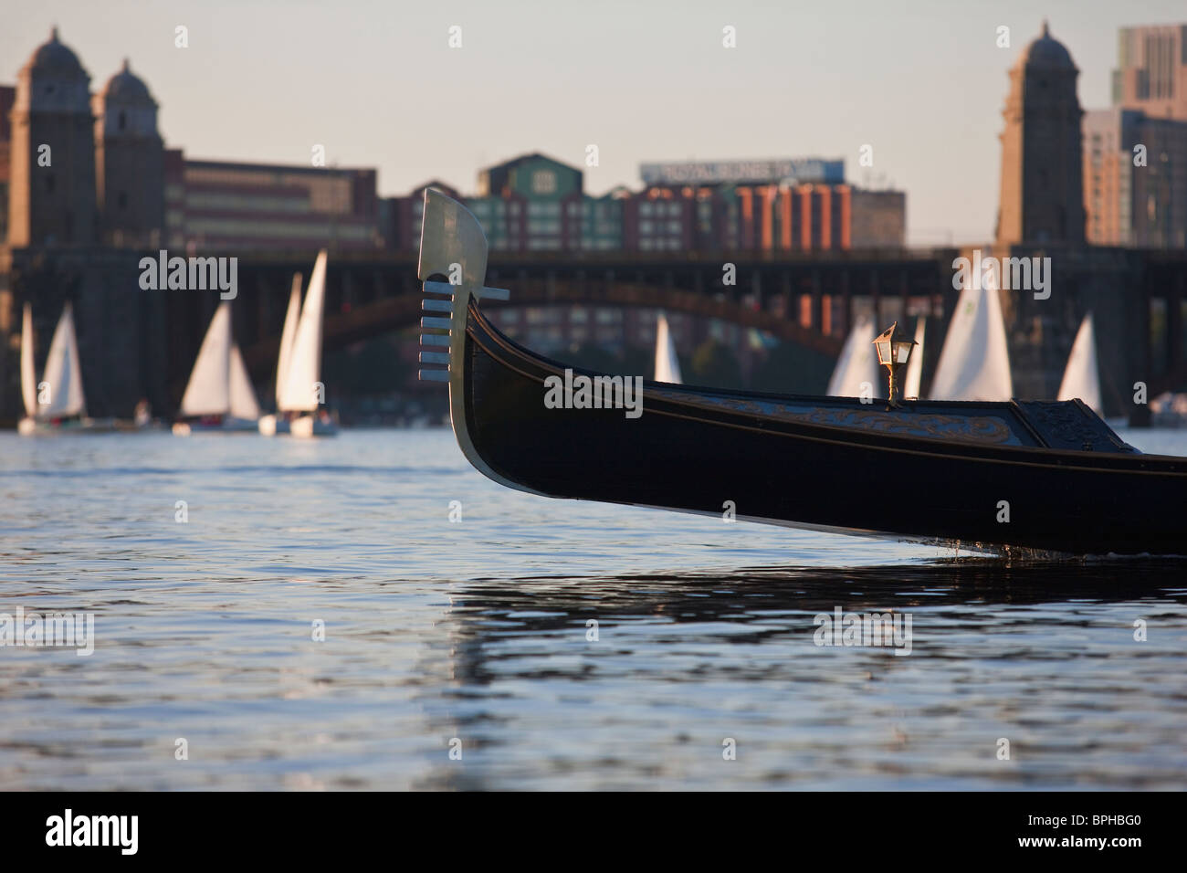 Gondel in einem Fluss mit Bogenbrücke im Hintergrund, Longfellow Bridge, Charles River in Boston Stockfoto