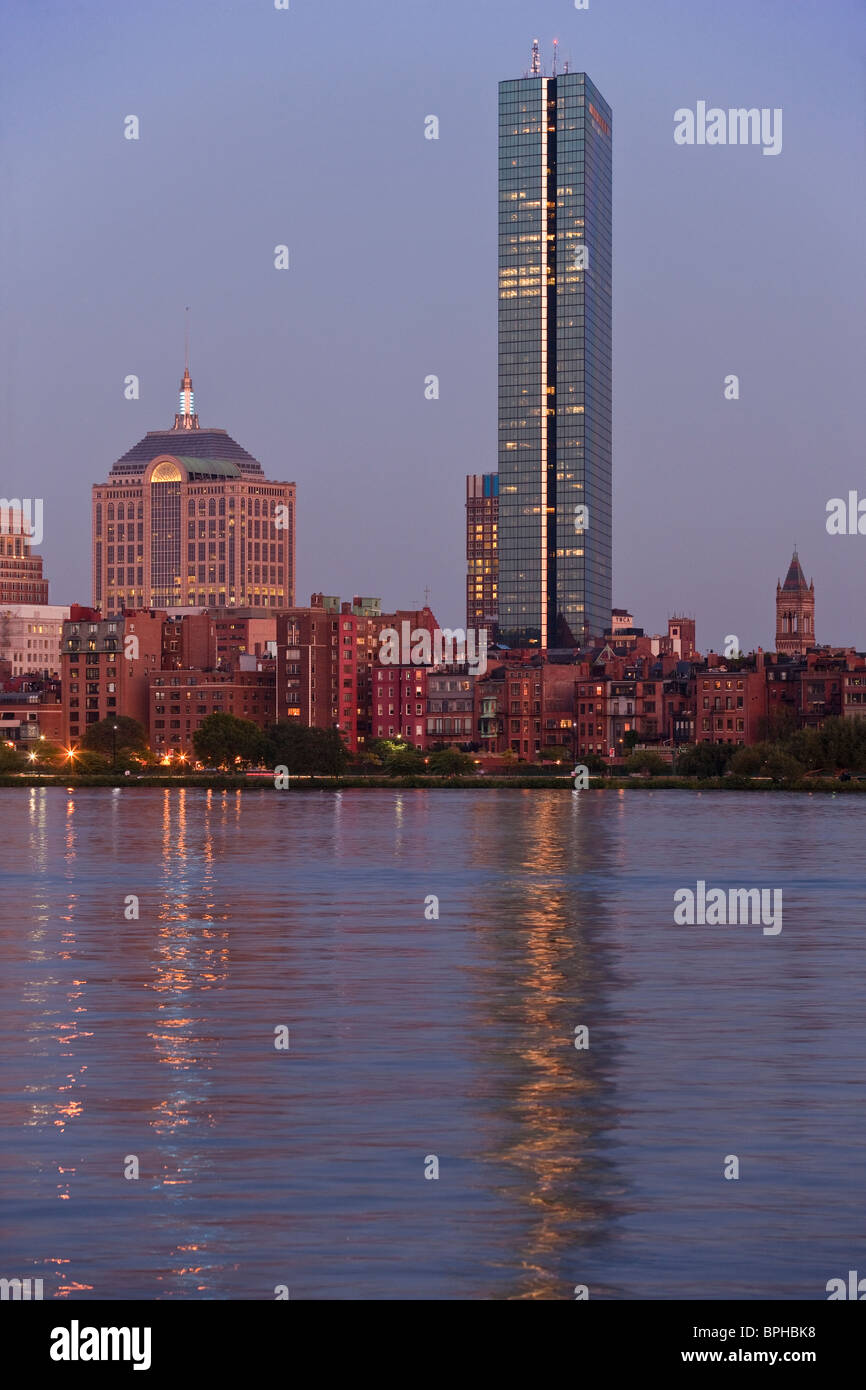 Gebäude an der Uferpromenade, John Hancock Tower, Charles River in Boston, Suffolk County, Massachusetts, USA Stockfoto
