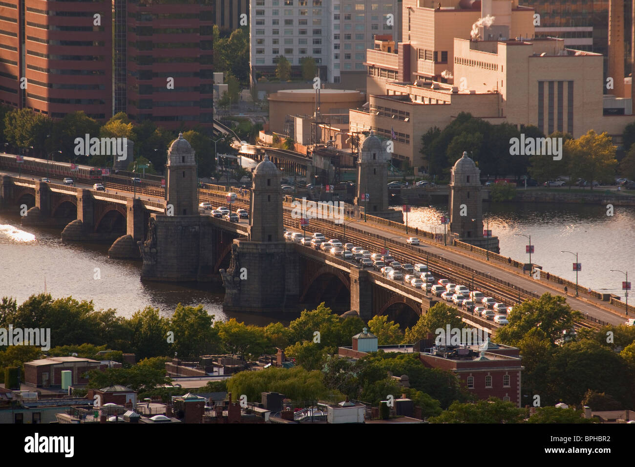Erhöhte Ansicht einer Brücke über einen Fluss, Longfellow Bridge, Charles River in Boston, Suffolk County, Massachusetts, USA Stockfoto