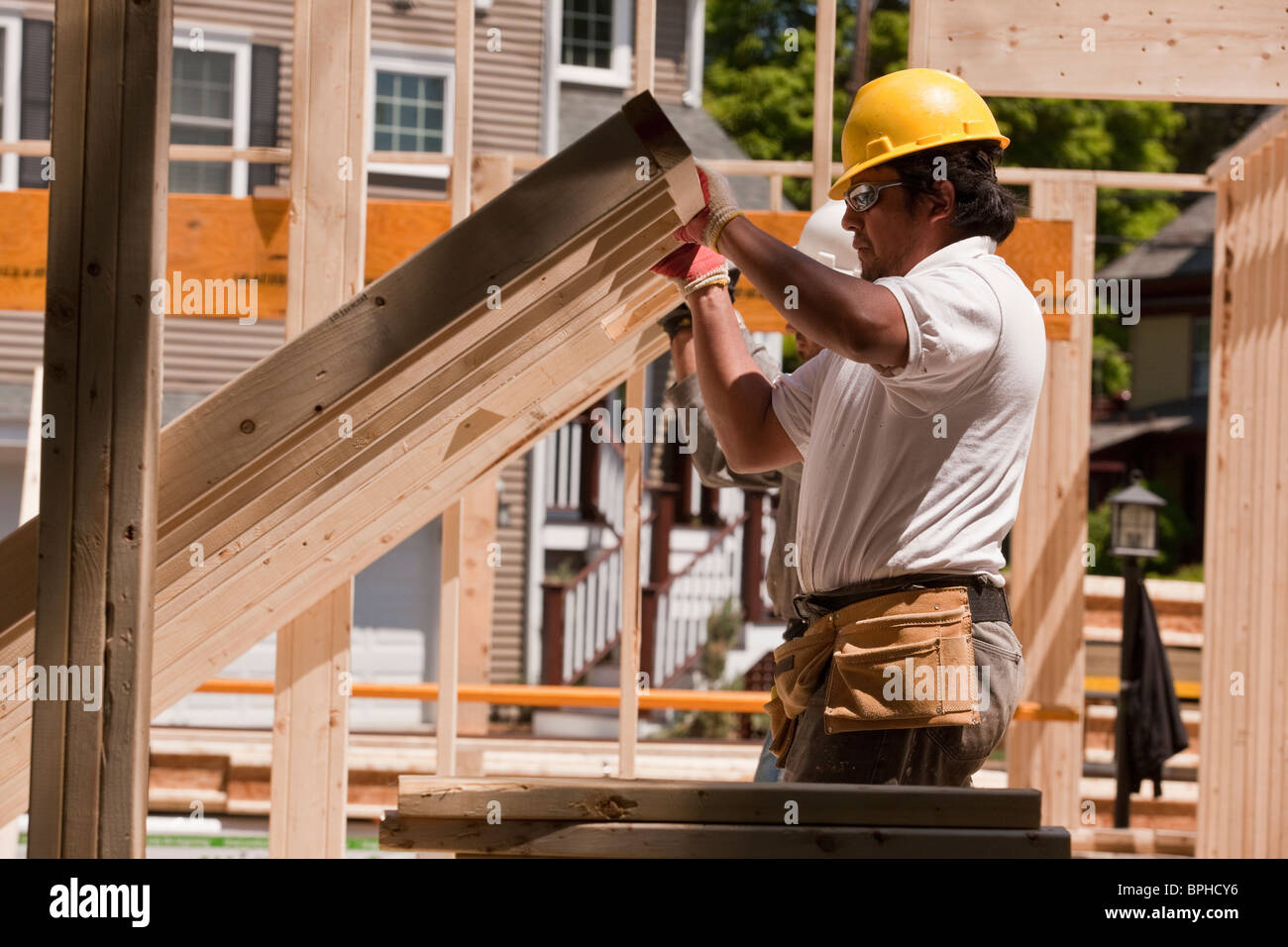 Tischler anhebende Wand Rahmung auf einer Baustelle Stockfoto