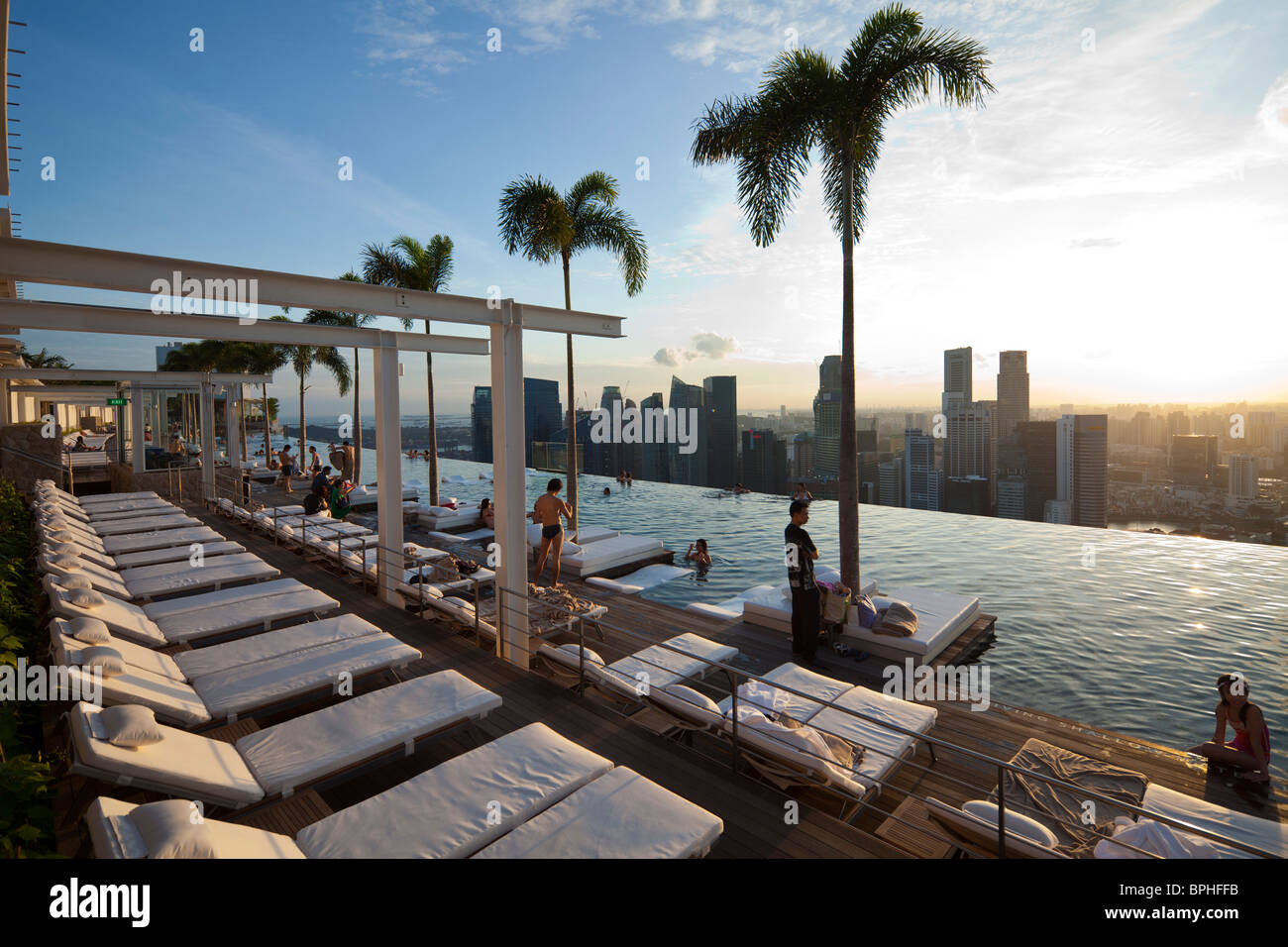 SkyPark Infinity-Swimmingpool, Marina Bay Sands Resort Hotel, Marina Bay, Singapur Stockfoto