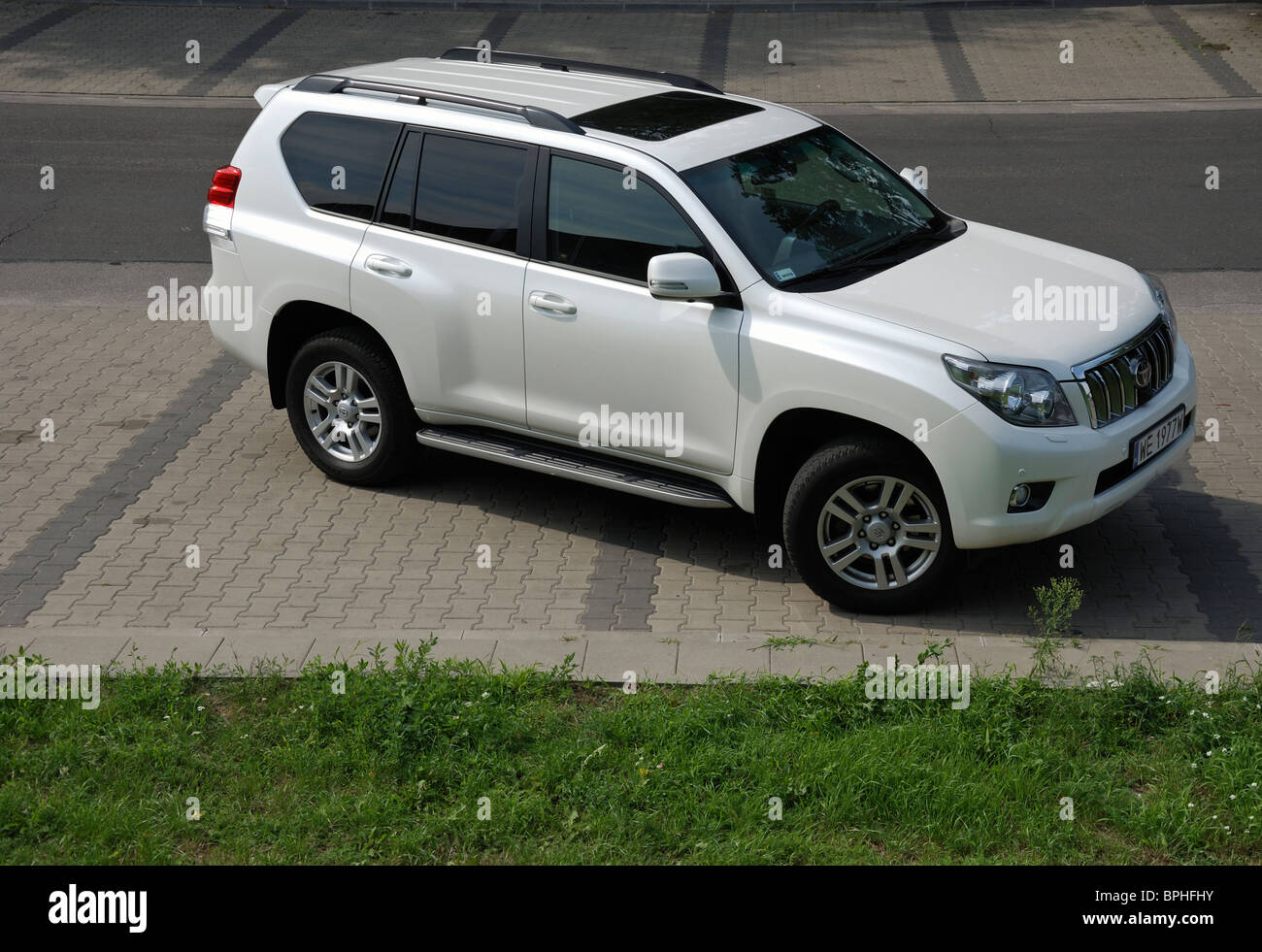 Toyota LandCruiser 3,0 D - 4D 4 x 4 - mein 2002 (2010 FL) - weiß - japanische beliebte große 4 x 4 Auto - Parkplatz, Stadt Stockfoto