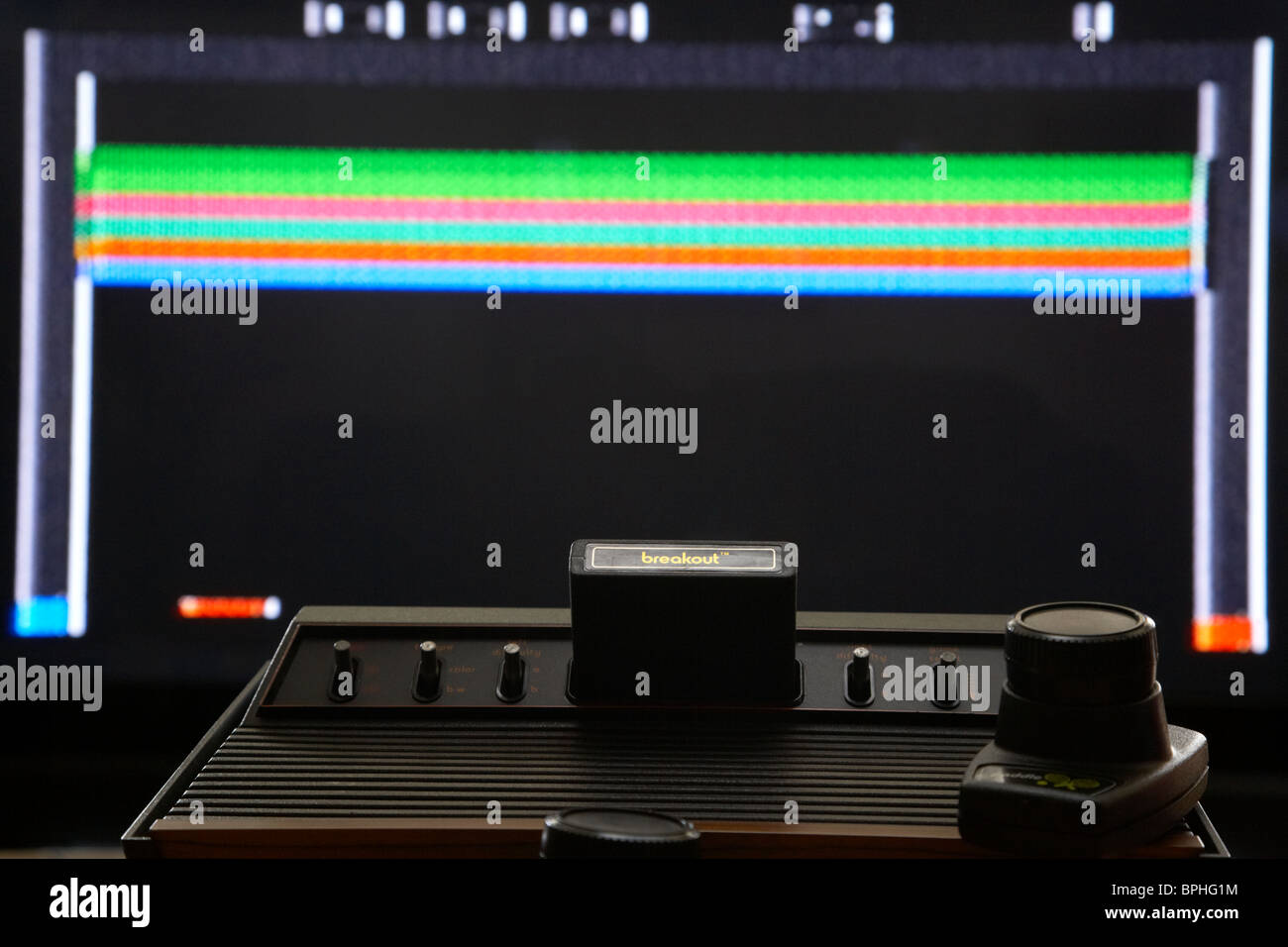 Retro-elektronische Videospiel original Atari vcs 2600 sechs Schalter Woodie und Paddel Breakout Spielen Stockfoto