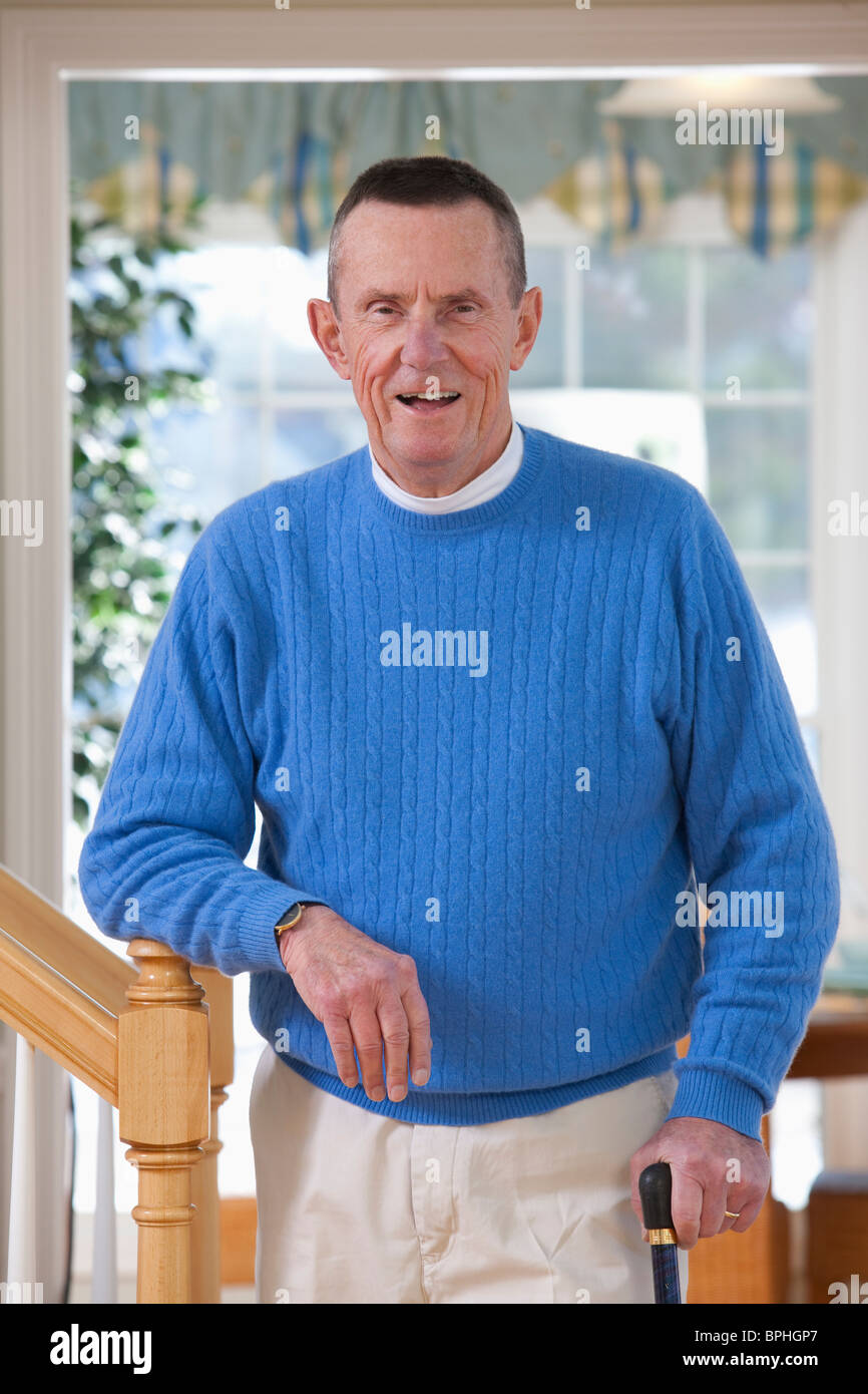 Mann leidet unter Parkinson und Multiple Sklerose stehend mit dem Rohrstock Stockfoto