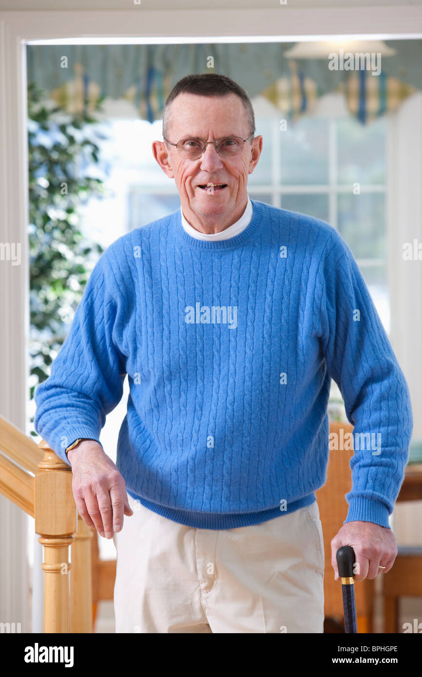 Mann leidet unter Parkinson und Multiple Sklerose stehend mit dem Rohrstock Stockfoto