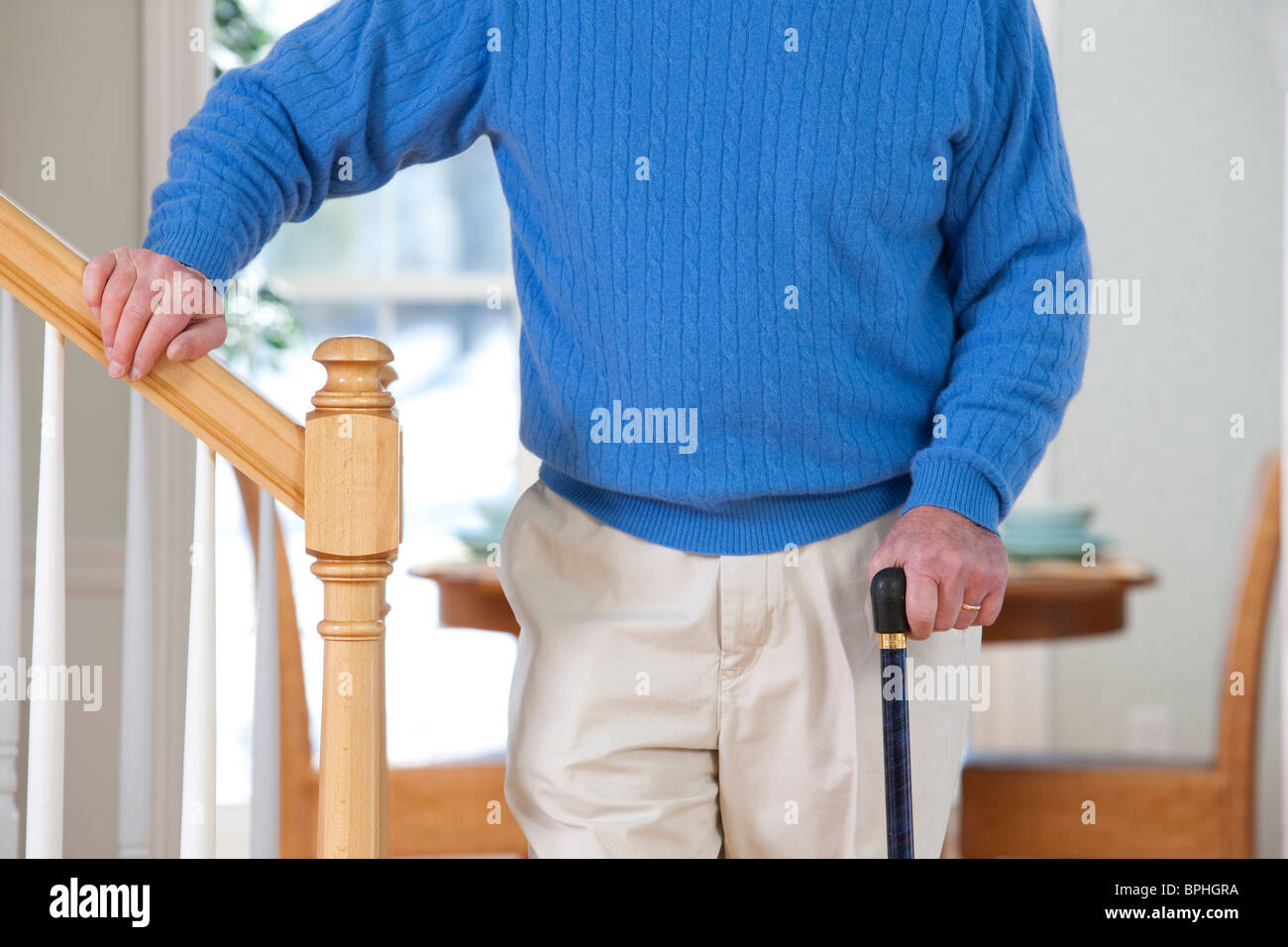 Mann leidet unter Parkinson und Multiple Sklerose stehen in der Nähe von Schritten Stockfoto