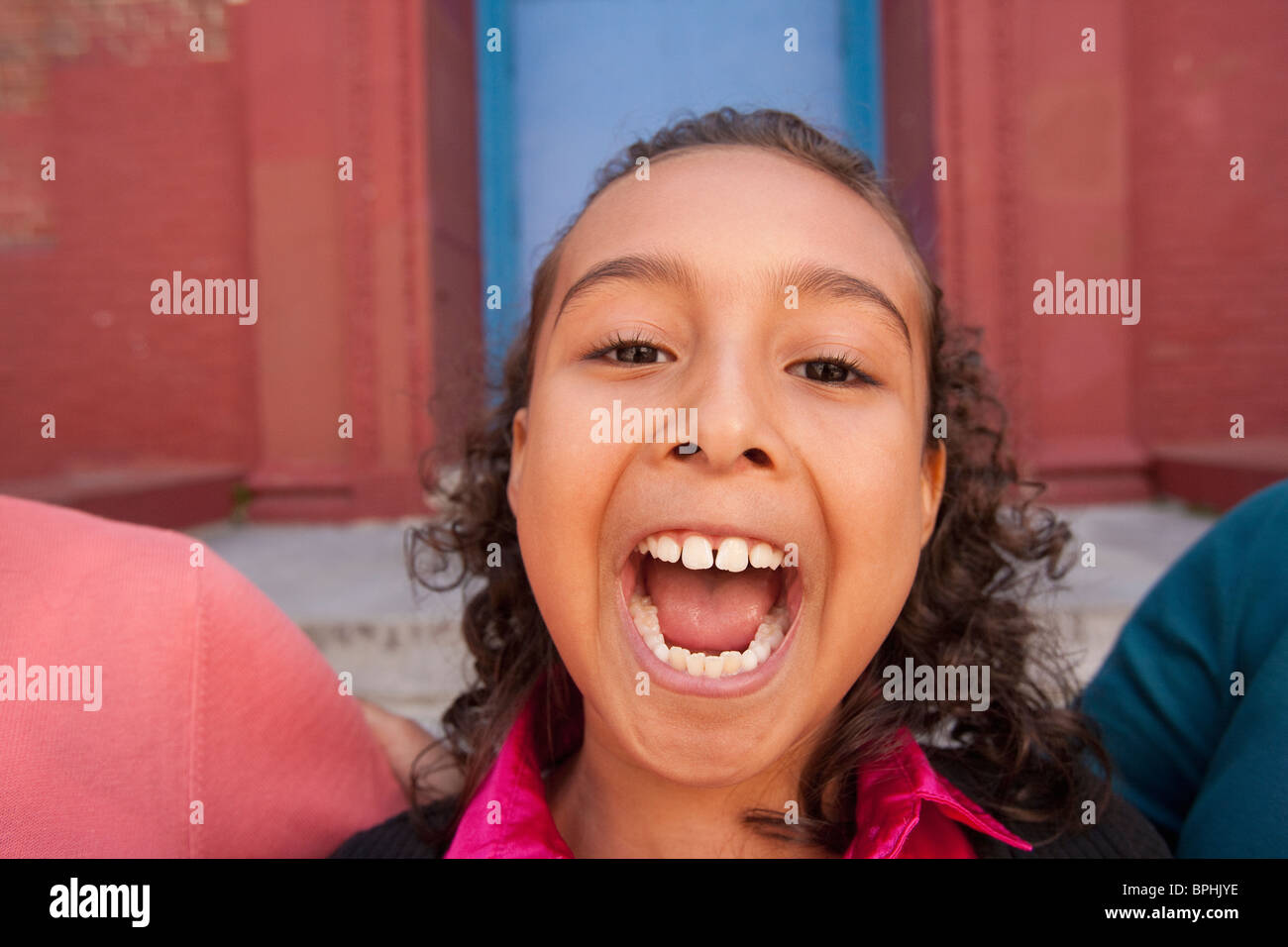 Hispanischen Mädchen machen ein Gesicht, Boston, Massachusetts, USA Stockfoto