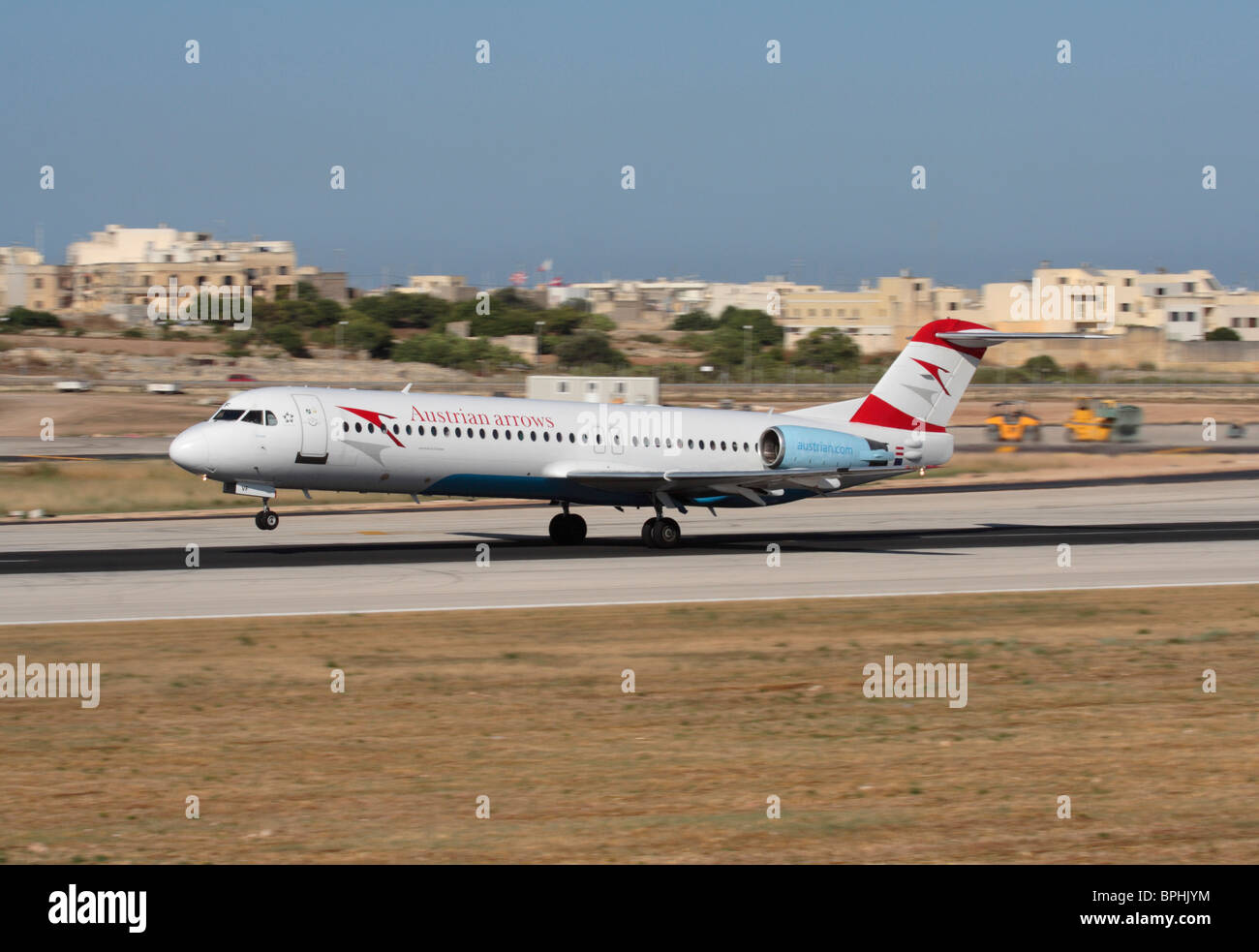 Austrian Arrows Fokker F 100 PKW Flugzeug auf der Startbahn auf dem internationalen Flughafen in Malta während des Starts Stockfoto