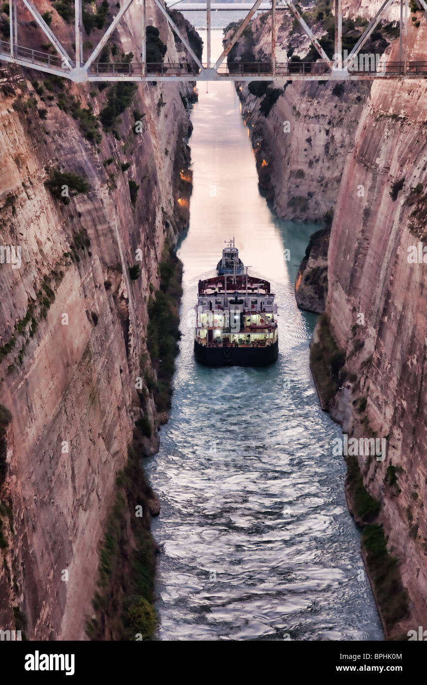 Schiff überqueren den Kanal von Korinth in Griechenland. Stockfoto