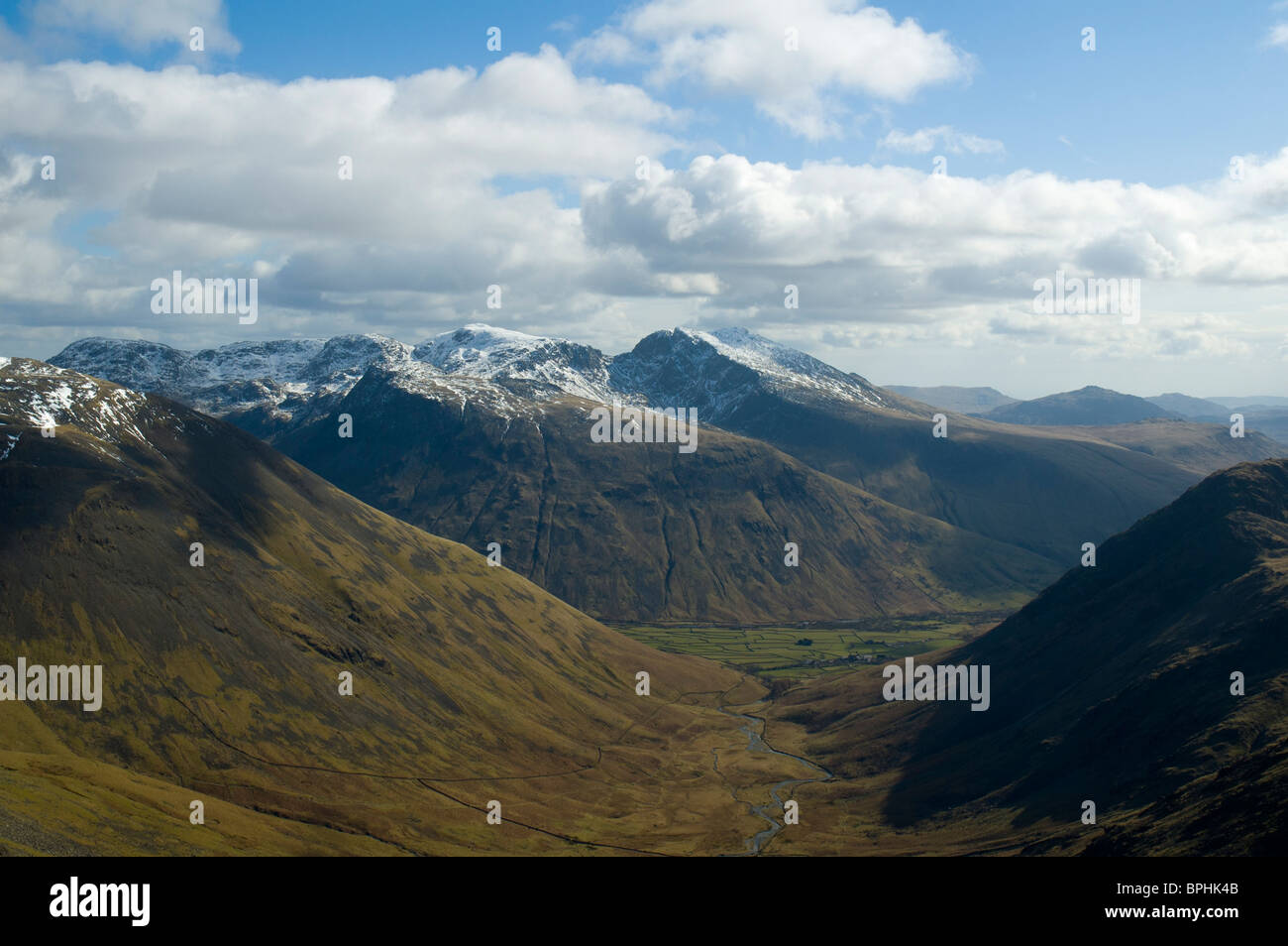 Scafell Pike über Mosedale von Scharte, die Scharte zwischen Scoat fiel und Säule, Lake District, Cumbria, England, UK Stockfoto