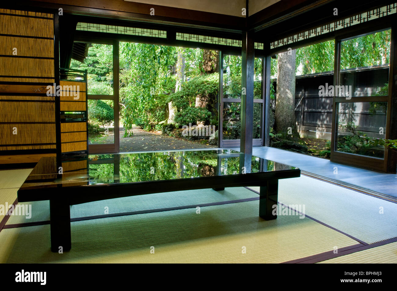 Hauptraum eines alten Samurai-Hauses, Blick auf den japanischen Garten Stockfoto