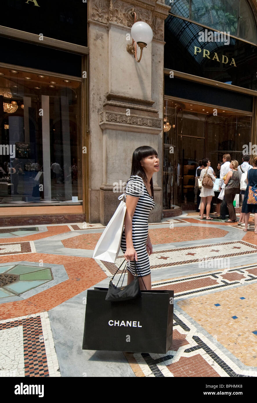 Frau, die eine Chanel-Tragetasche in Galleria Mailand Italien  Stockfotografie - Alamy
