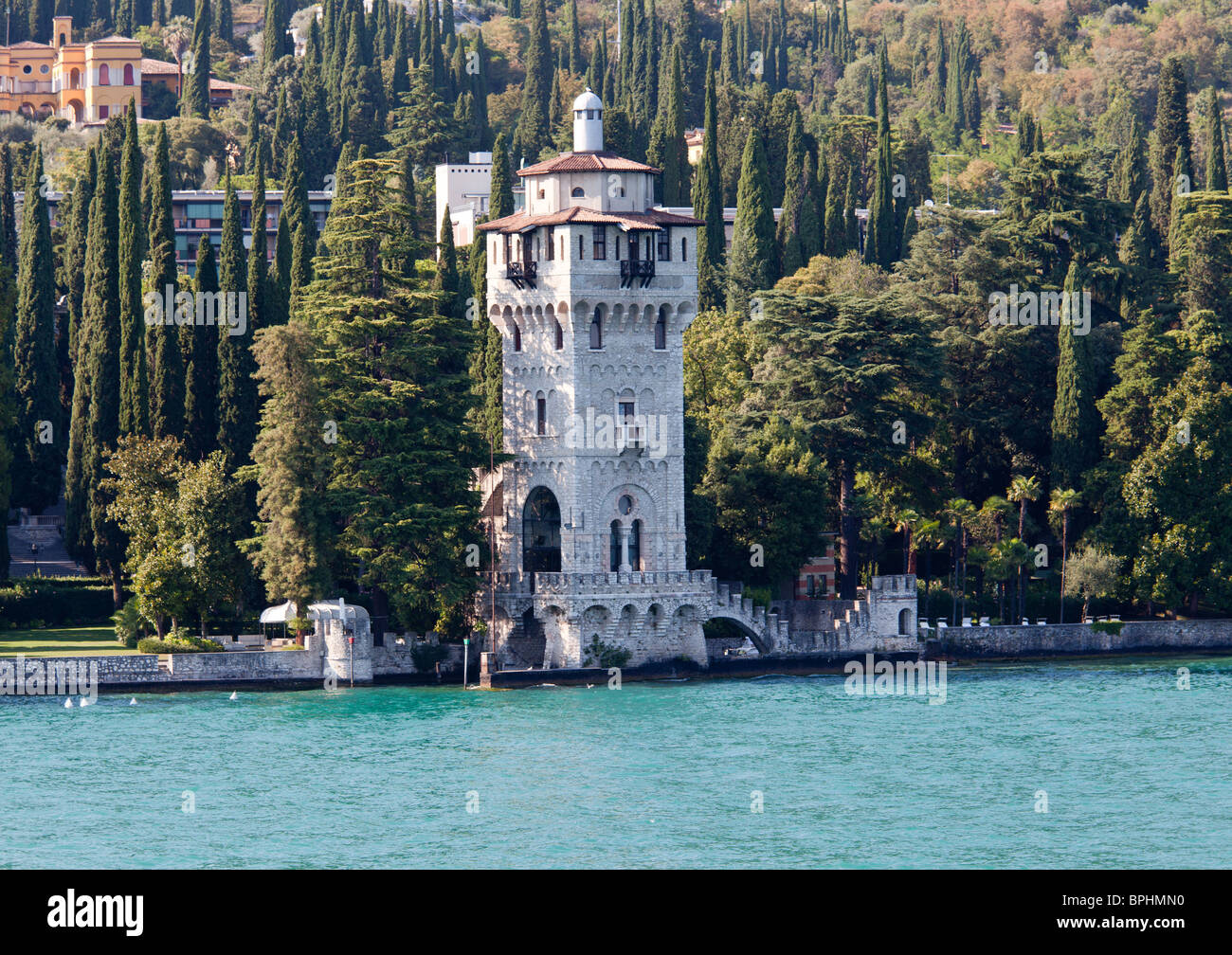 Turm am Gardasee in Stadt Gardone Stockfoto