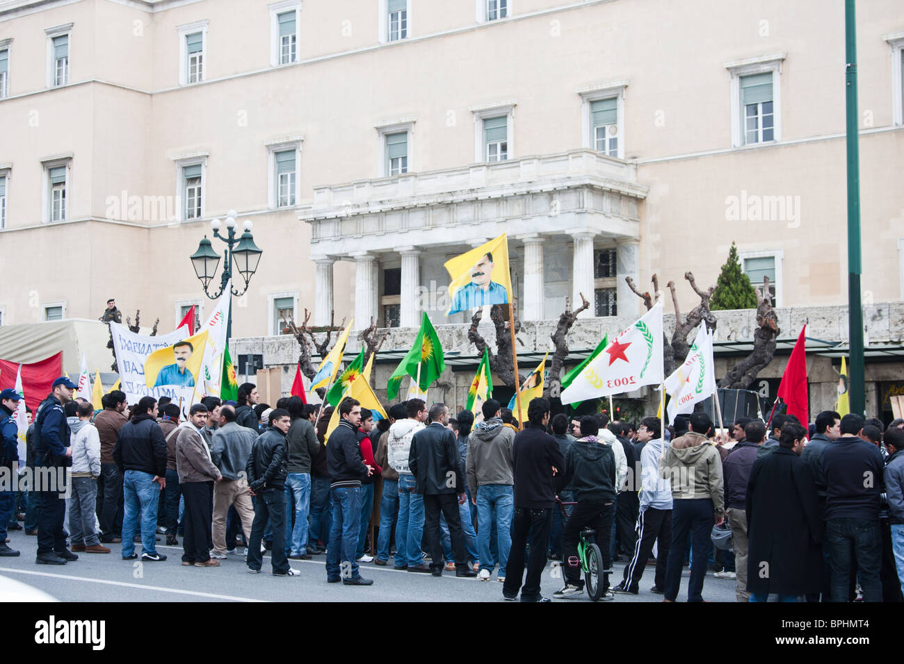 Kurdische Demonstranten zu Fuß durch die Innenstadt mit Bannern auf 14. Februar 2010 in Athen, Griechenland. Stockfoto