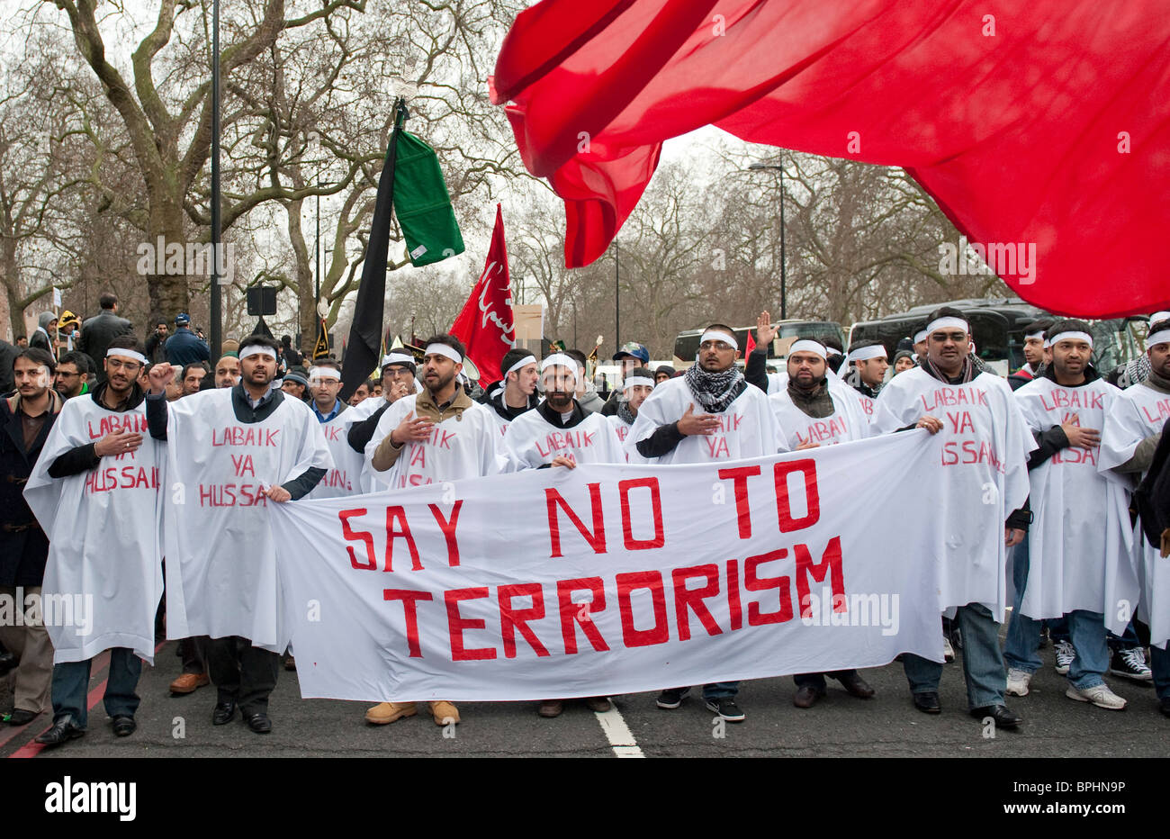 Shia Moslems mit einem Anti-Terror-Banner auf Arbaeen Prozession in central London UK Stockfoto