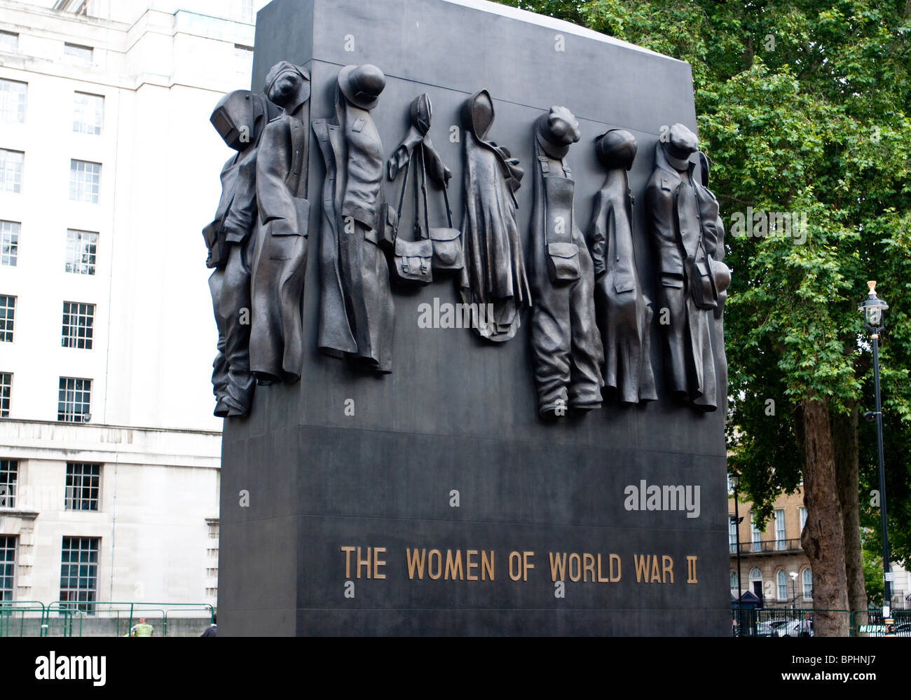 DIE Frauen der WORLD WAR II MEMORIAL (durch John W. Mills), WHITEHALL, LONDON, ENGLAND Stockfoto